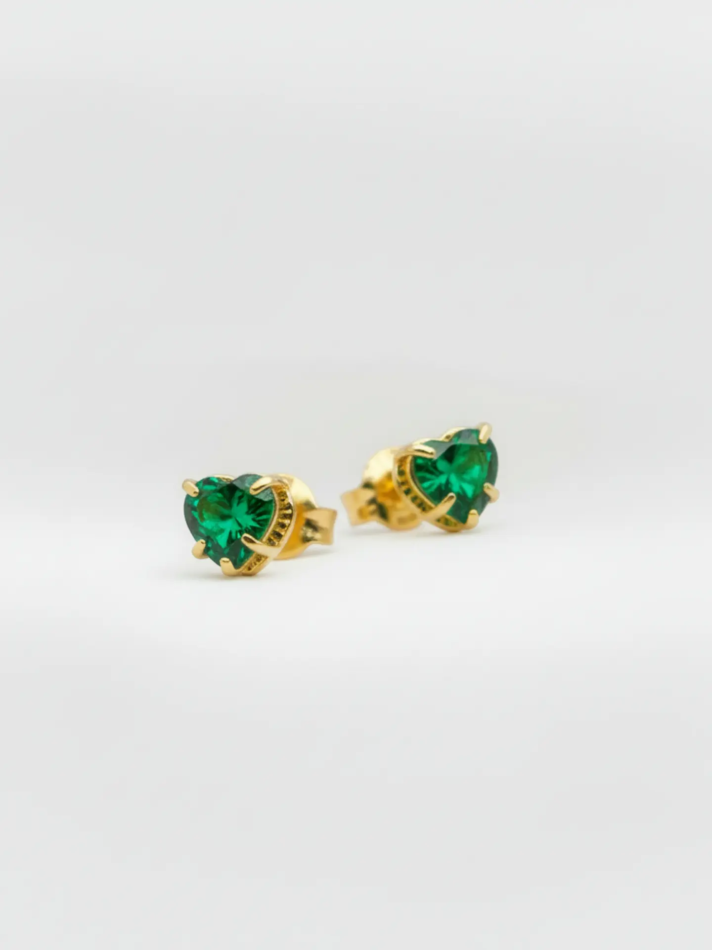 Aros Chatón Corazón de Esmeralda Mediano Oro 18k 4