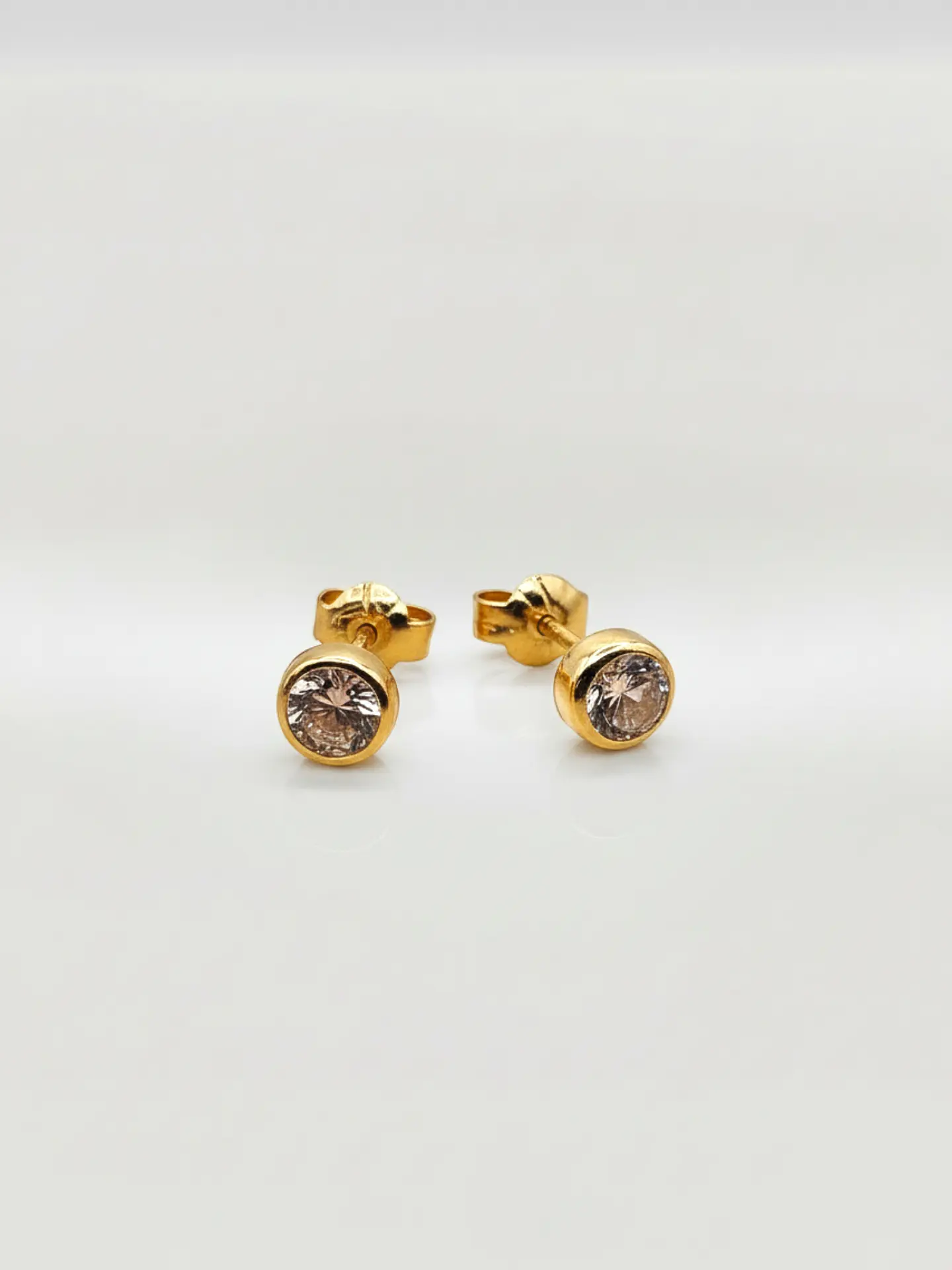 Aros Punto de Luz Resplandor Circón Mediano Oro 18k 3