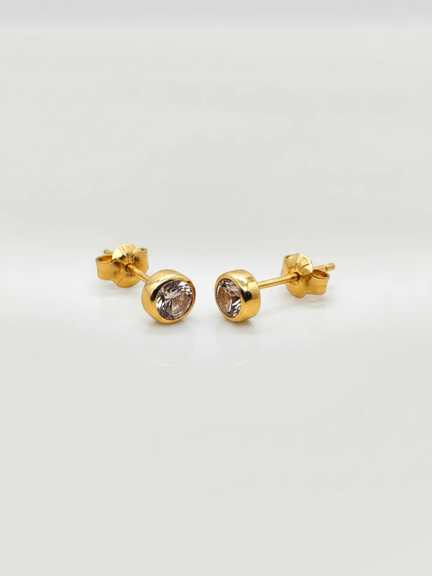 Aros Punto de Luz Resplandor Circón Mediano Oro 18k 4