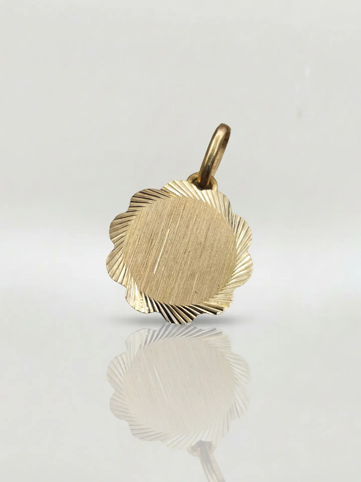 Colgante Disco Flor de Mayo Distinción Oro 18k 1