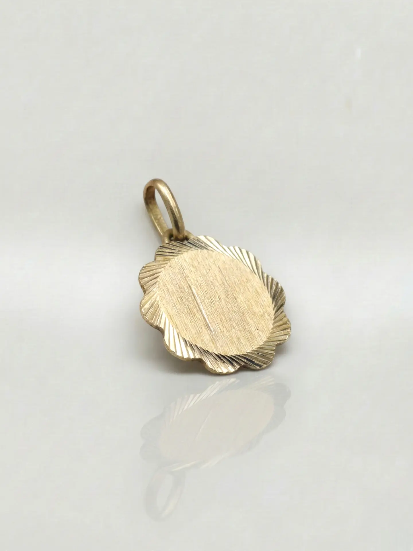 Colgante Disco Flor de Mayo Distinción Oro 18k 4