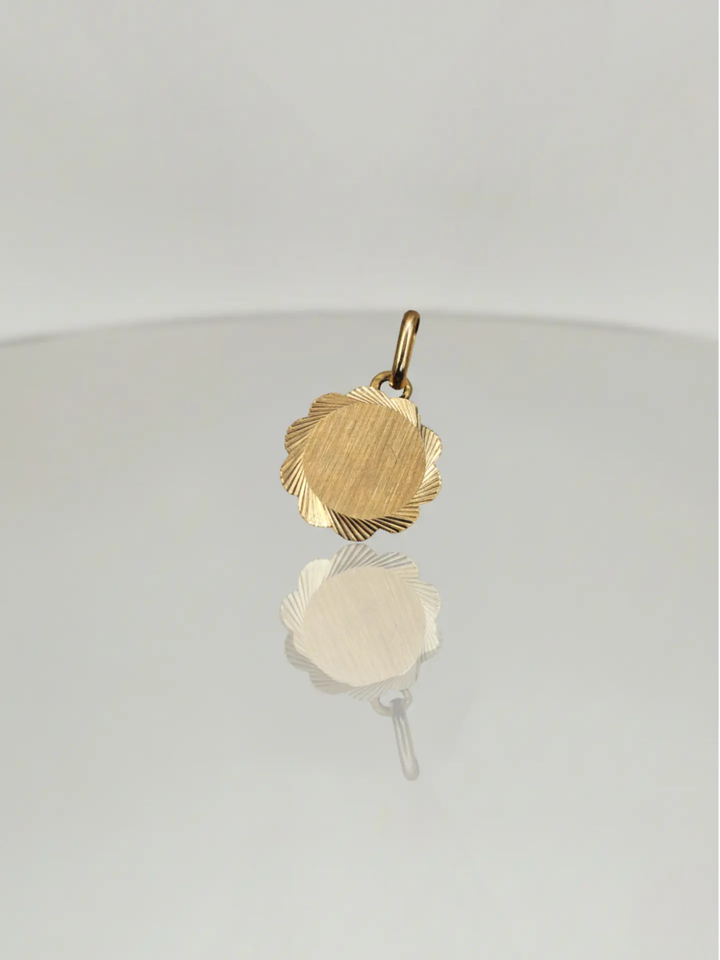 Colgante Disco Flor de Mayo Esencia Oro 18k 1