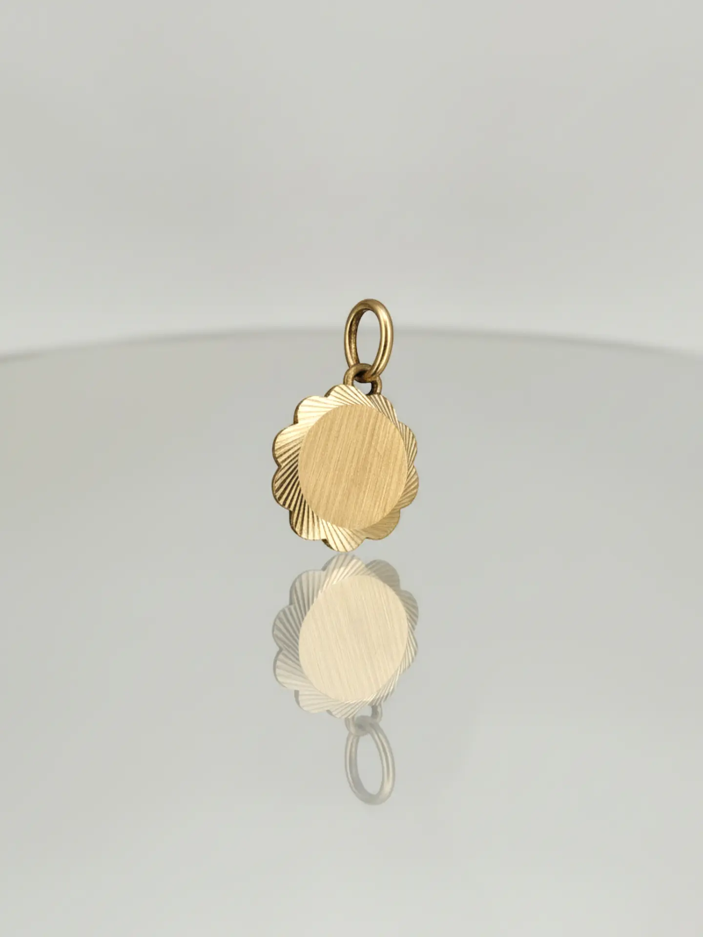 Colgante Disco Flor de Mayo Esencia Oro 18k 2