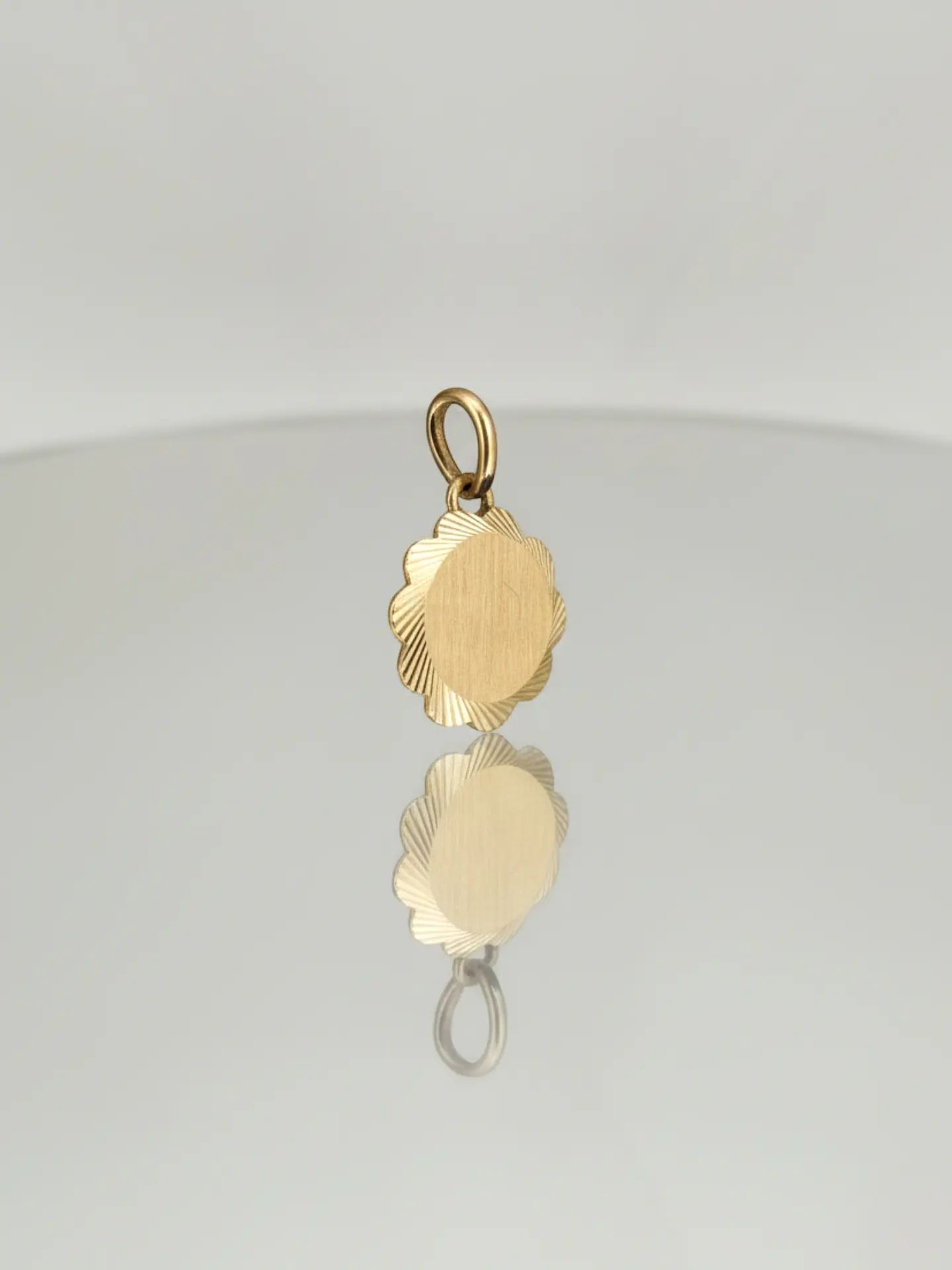 Colgante Disco Flor de Mayo Esencia Oro 18k 4