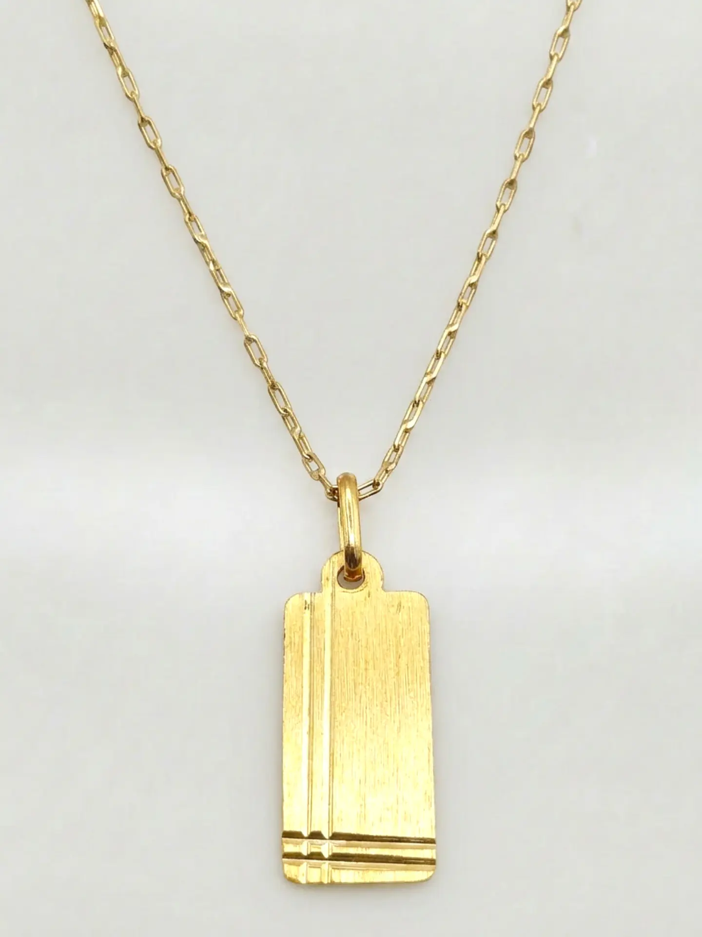 Cadena Placa Esculpida de Autor Oro 18k 1