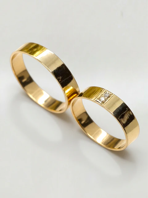 Argollas Planas con Punto de Brillo Circón 4 mm Oro 18k