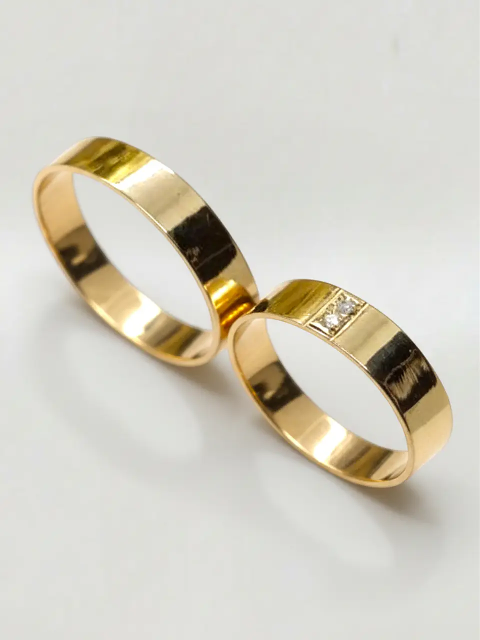 Argollas Planas con Punto de Brillo Circón 4 mm Oro 18k 1