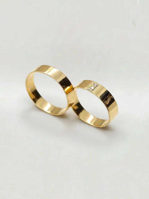 Argollas Planas con Punto de Brillo Circón 4 mm Oro 18k