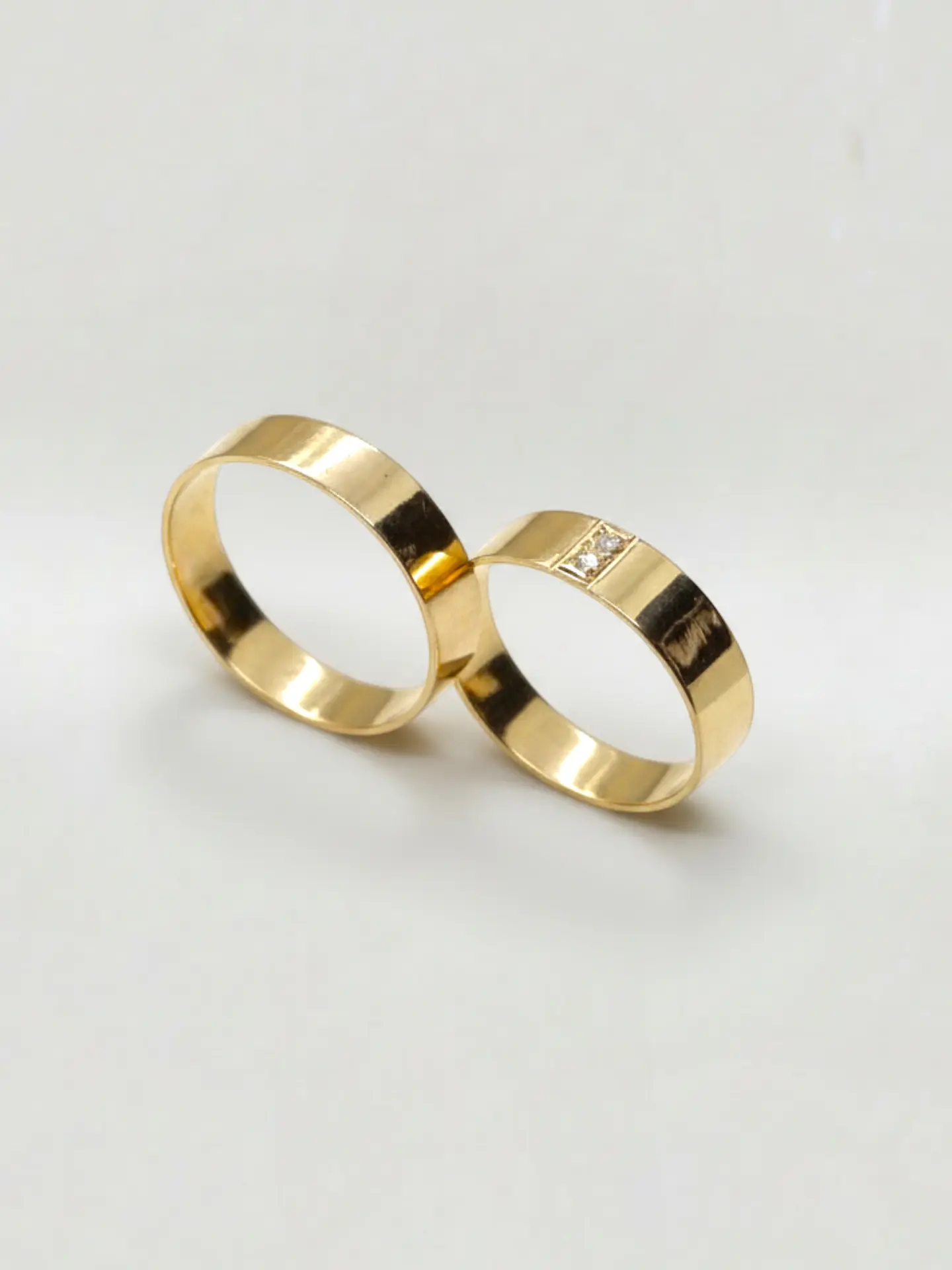 Argollas Planas con Punto de Brillo Circón 4 mm Oro 18k 2