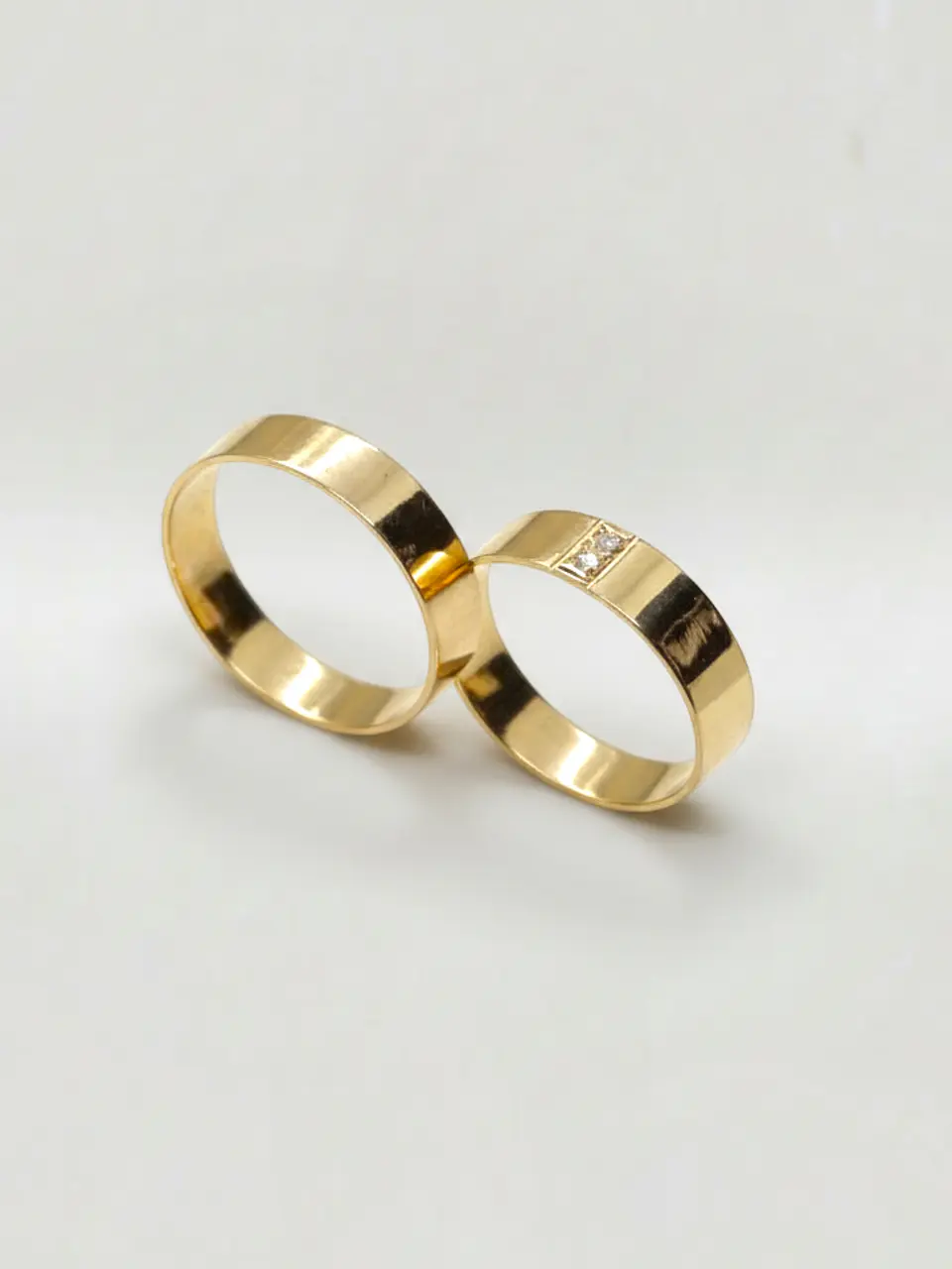 Argollas Planas con Punto de Brillo Circón 4 mm Oro 18k 2