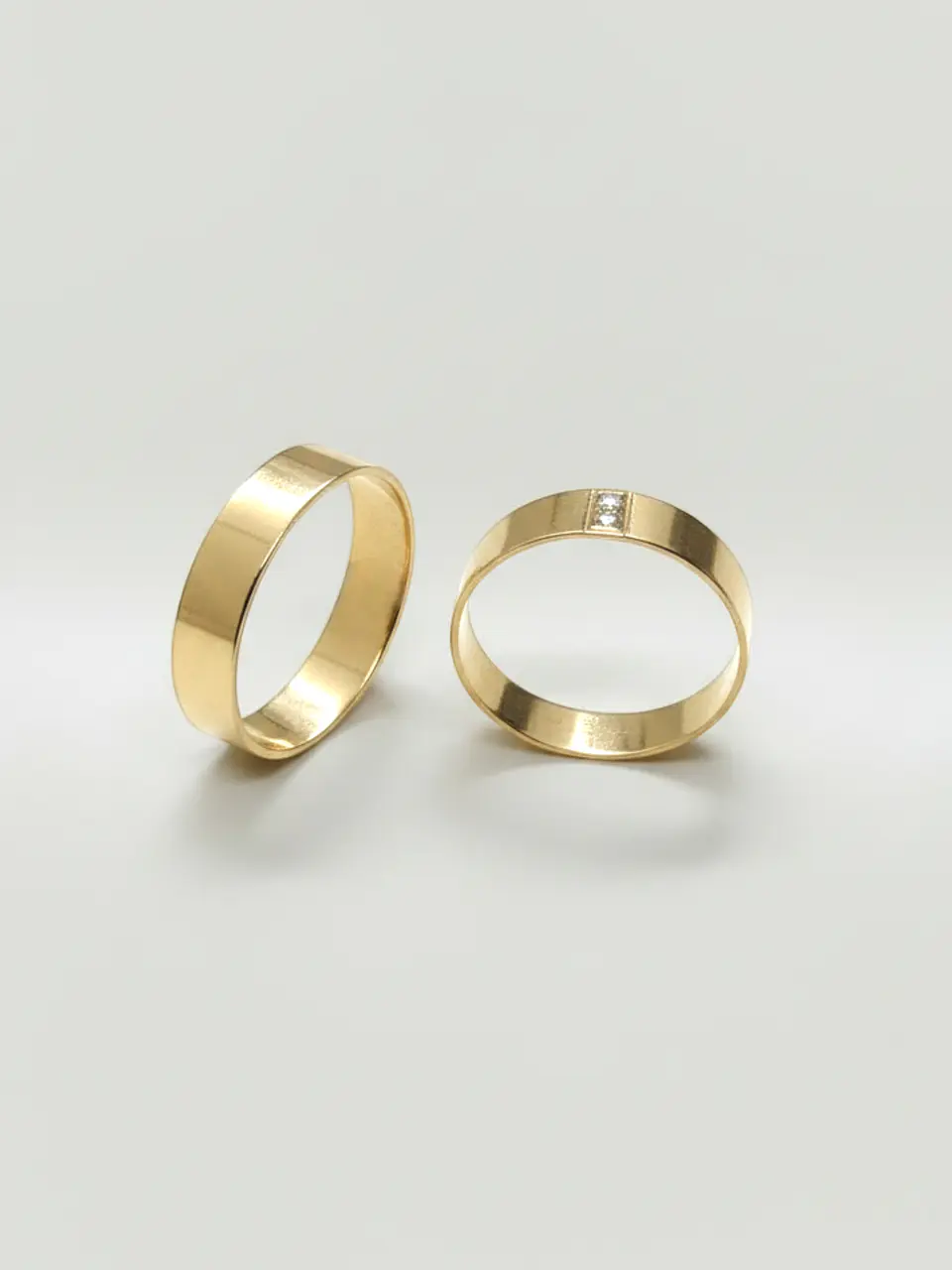 Argollas Planas con Punto de Brillo Circón 4 mm Oro 18k 3