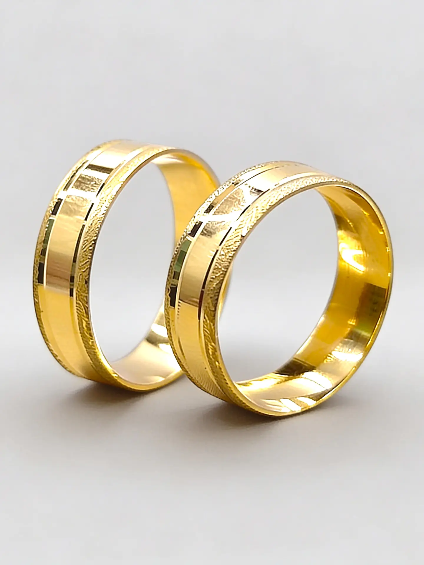 Argollas Borde Satín Mediano Oro 18k 5