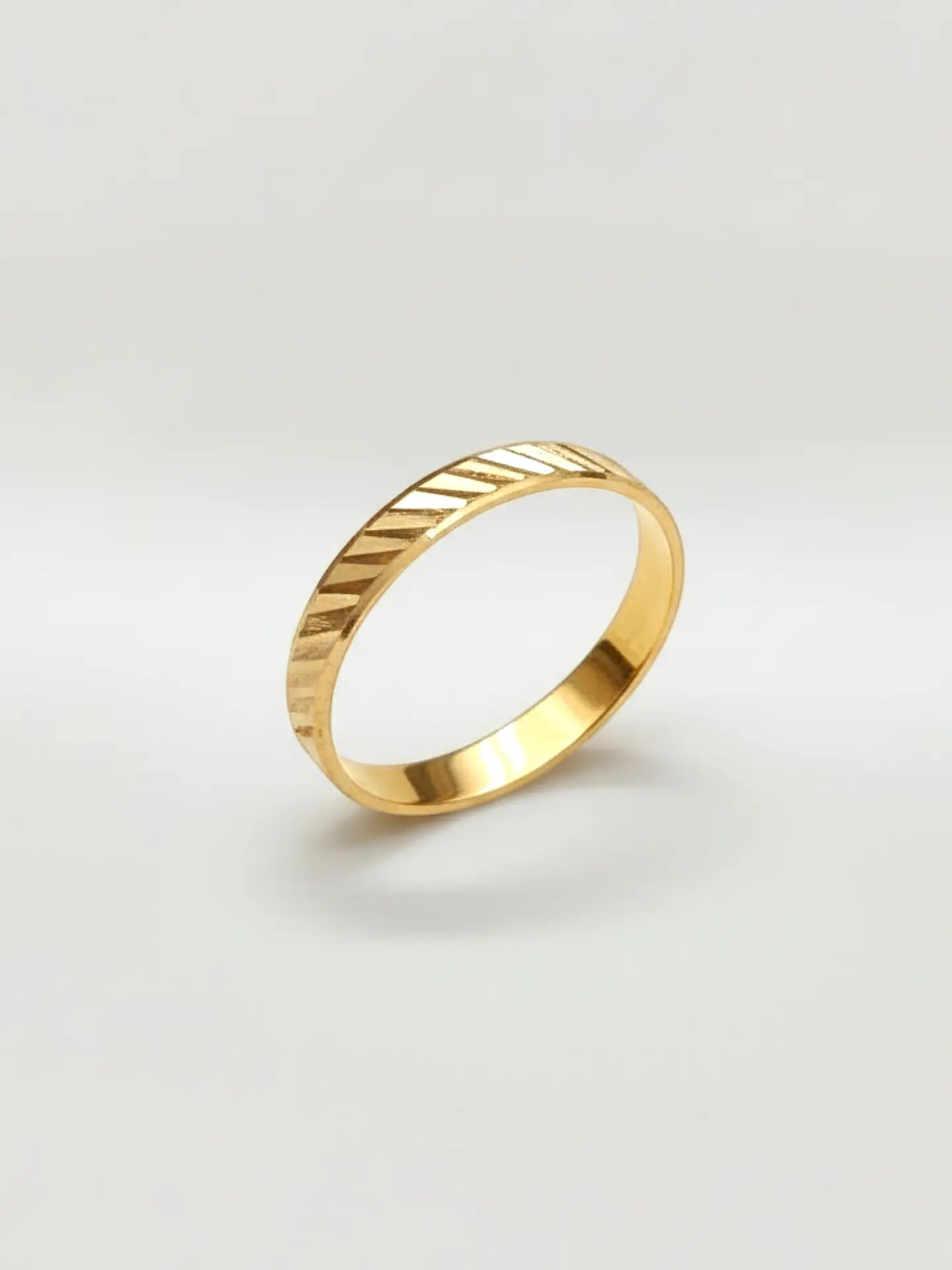 Anillo Ilusión Diagonal Minimalista Oro 18k 1