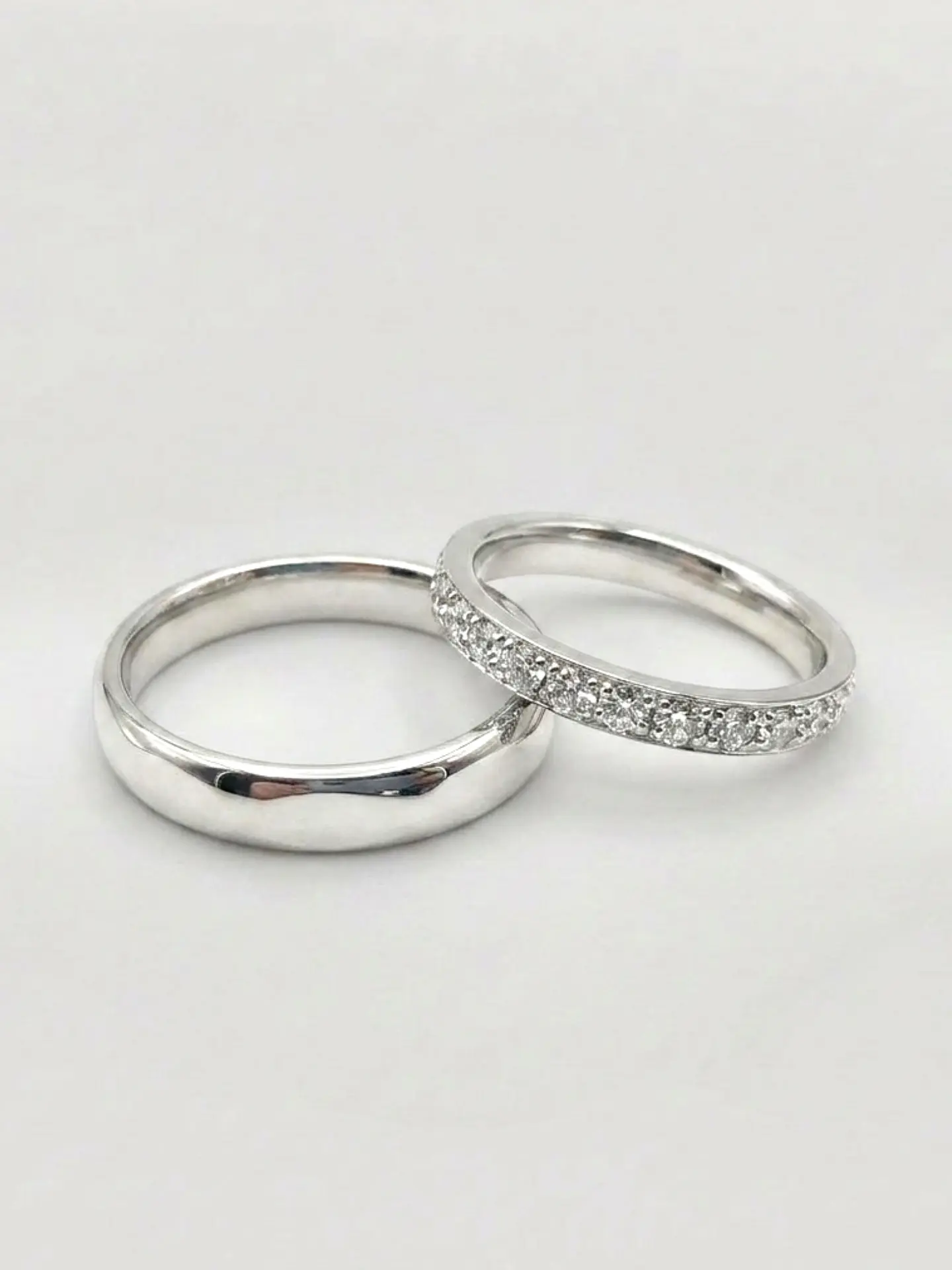 Argollas Estilo Inglés y Cintillo Nupcial Oro Blanco 18k 1