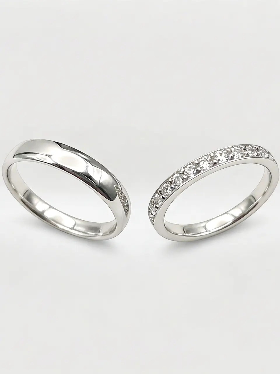 Argollas Estilo Inglés y Cintillo Nupcial Oro Blanco 18k 2