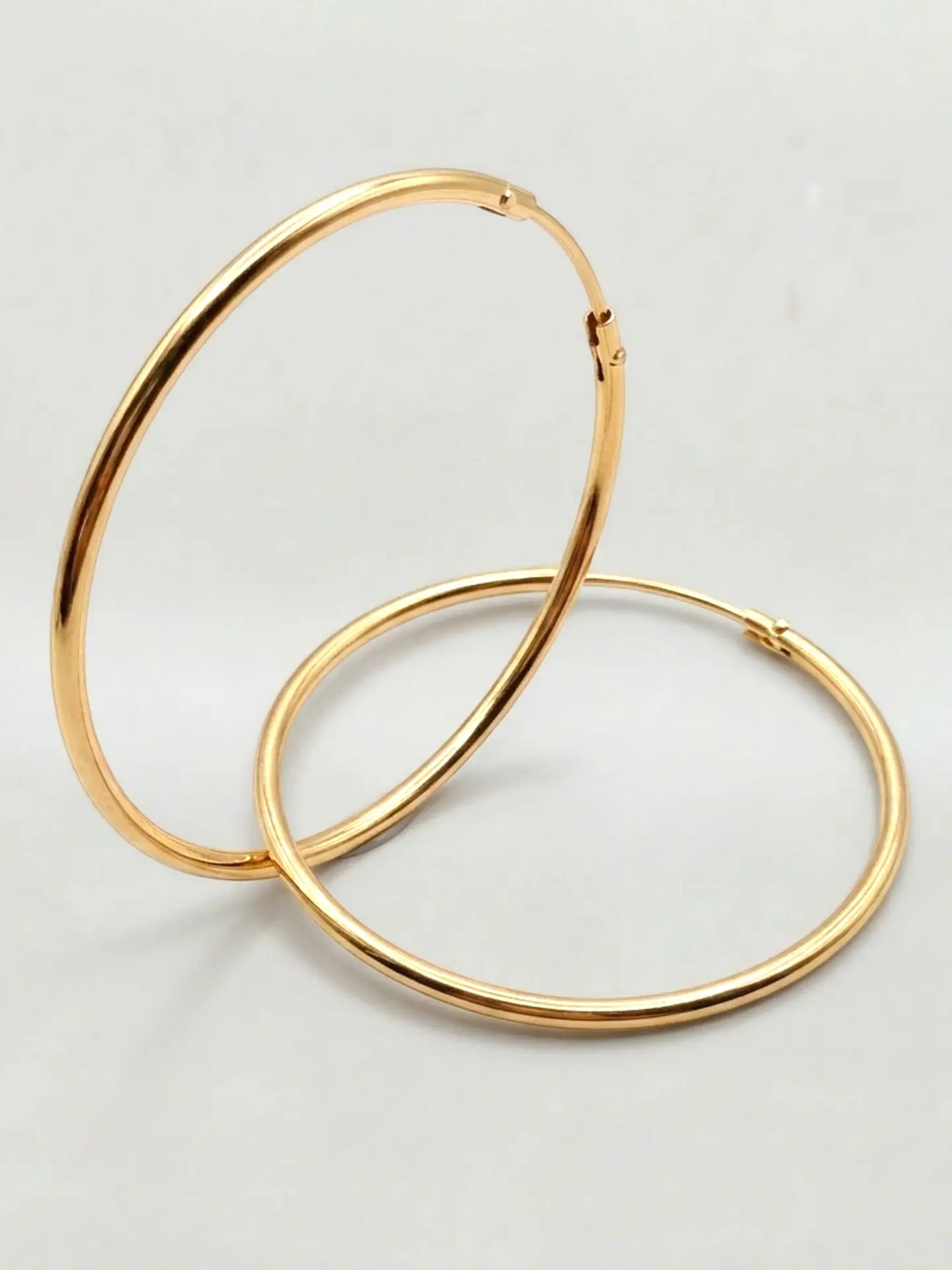 Argollas Tubulares Majestuosas Oro 18k 2