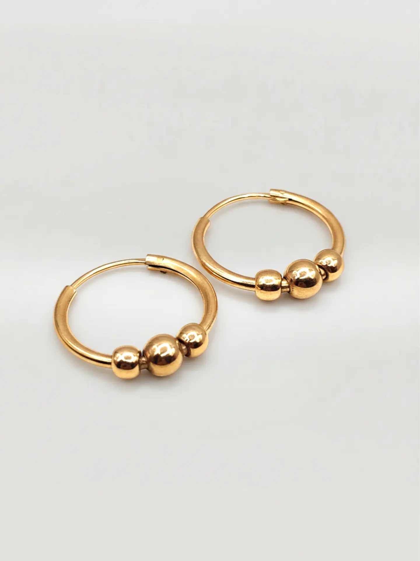 Aros Argolla Tubo con Esferas Oro 18k 2