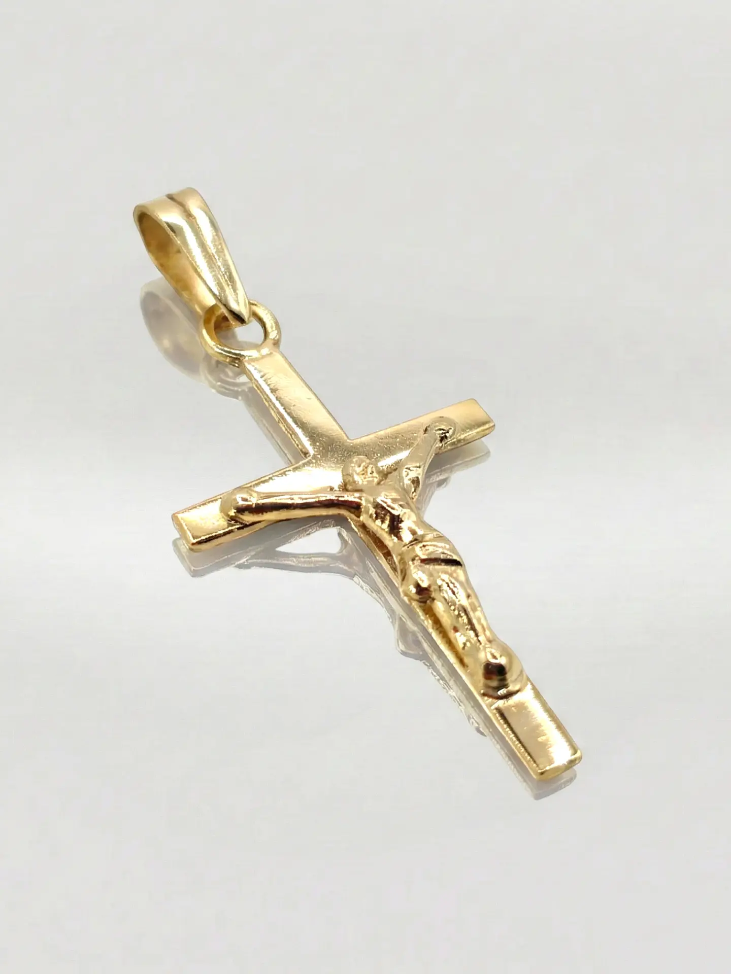 Colgante Cruz Sagrada con Cristo Oro 18k 4