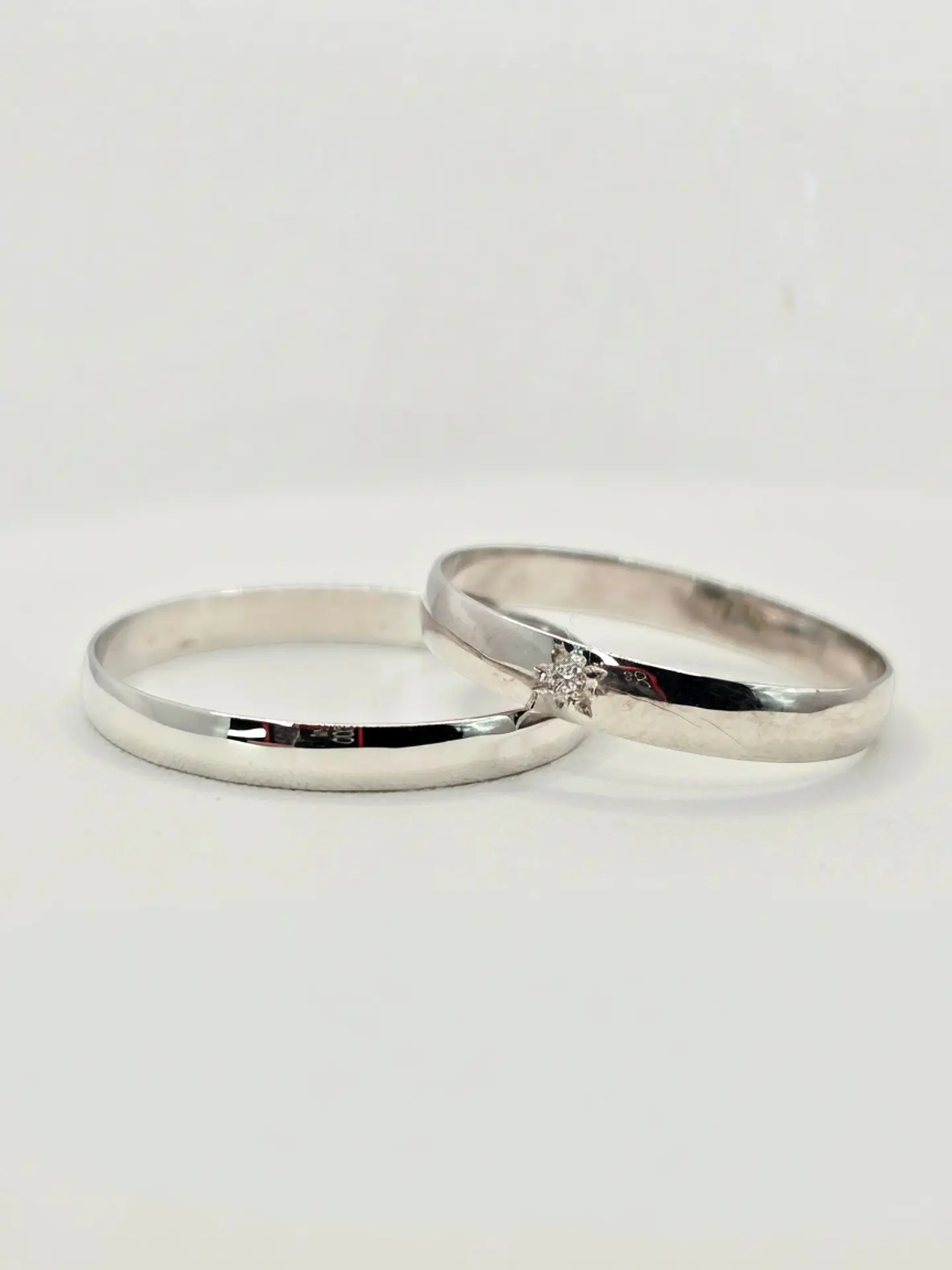 Argollas Nupciales Media Caña Oro Blanco y Circón 3 mm Oro 18k 2