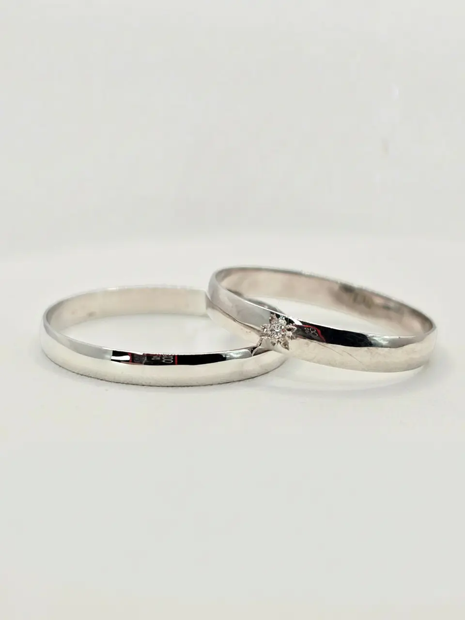 Argollas Nupciales Media Caña Oro Blanco y Circón 3 mm Oro 18k 2