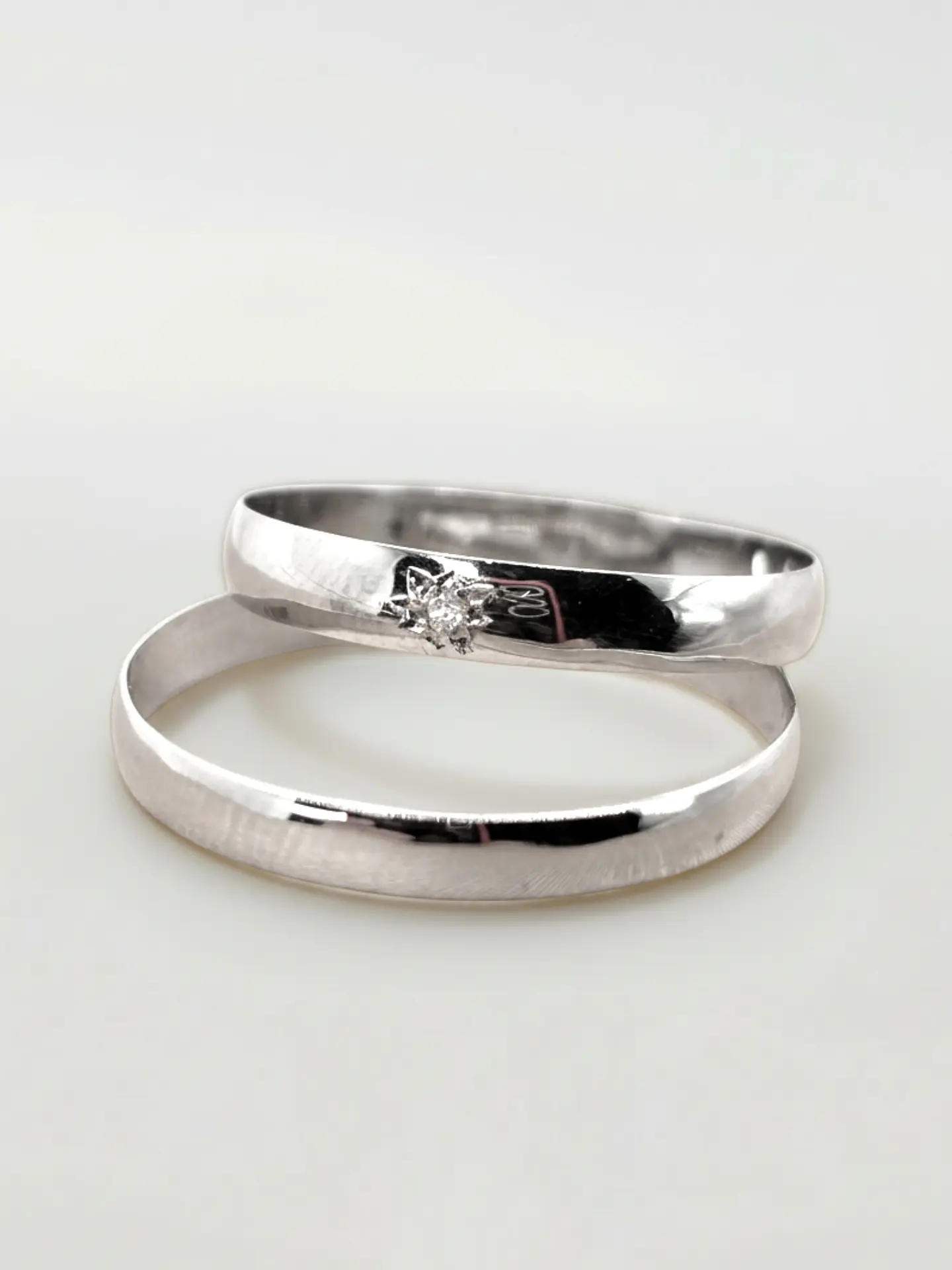 Argollas Nupciales Media Caña Oro Blanco y Circón 3 mm Oro 18k 1