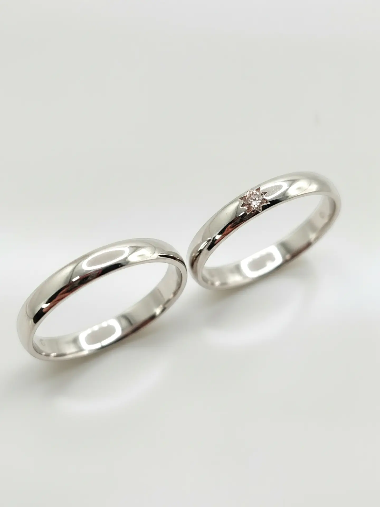 Argollas Nupciales Media Caña Oro Blanco y Circón 3 mm Oro 18k 3