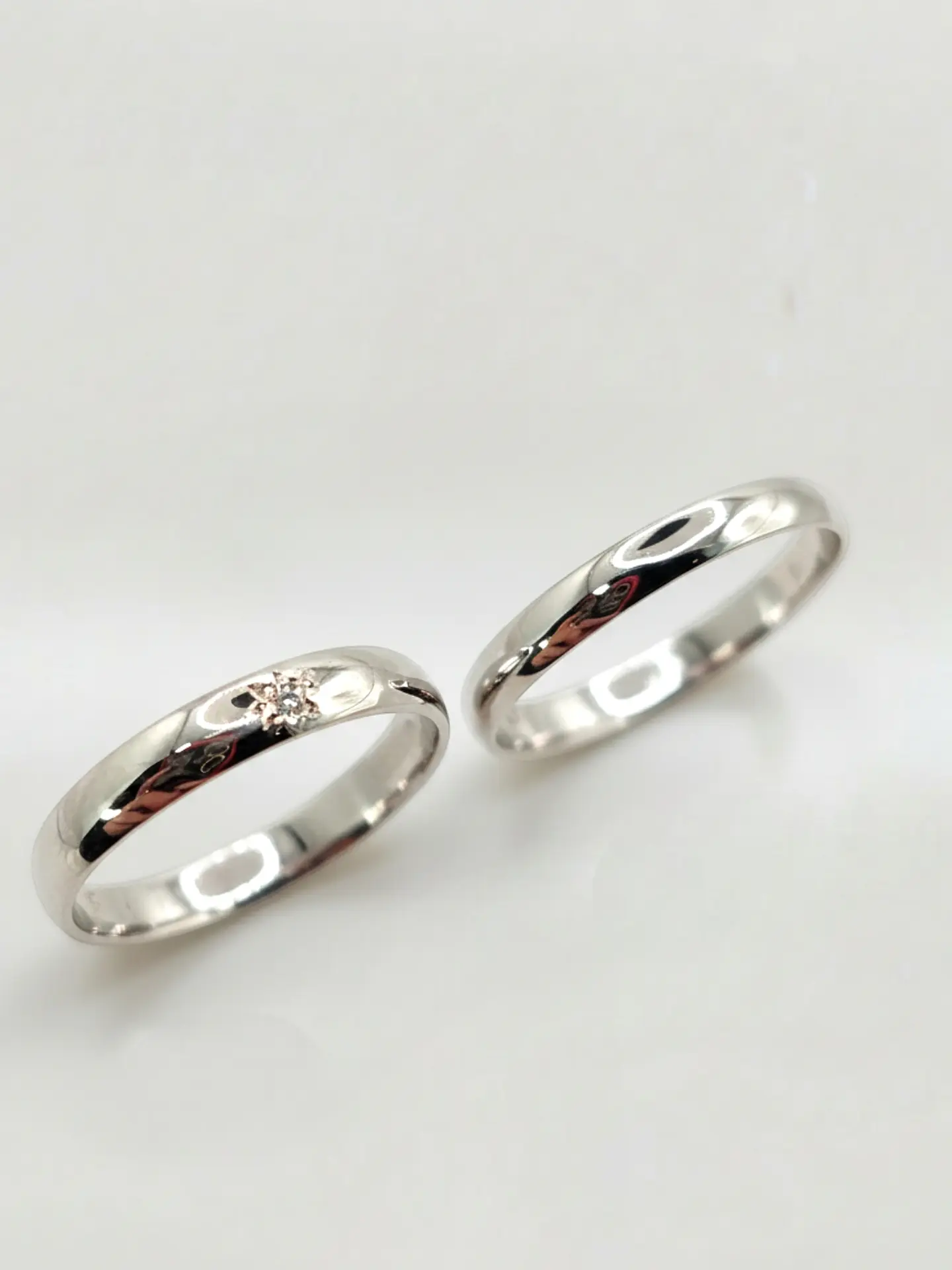 Argollas Nupciales Media Caña Oro Blanco y Circón 3 mm Oro 18k 5