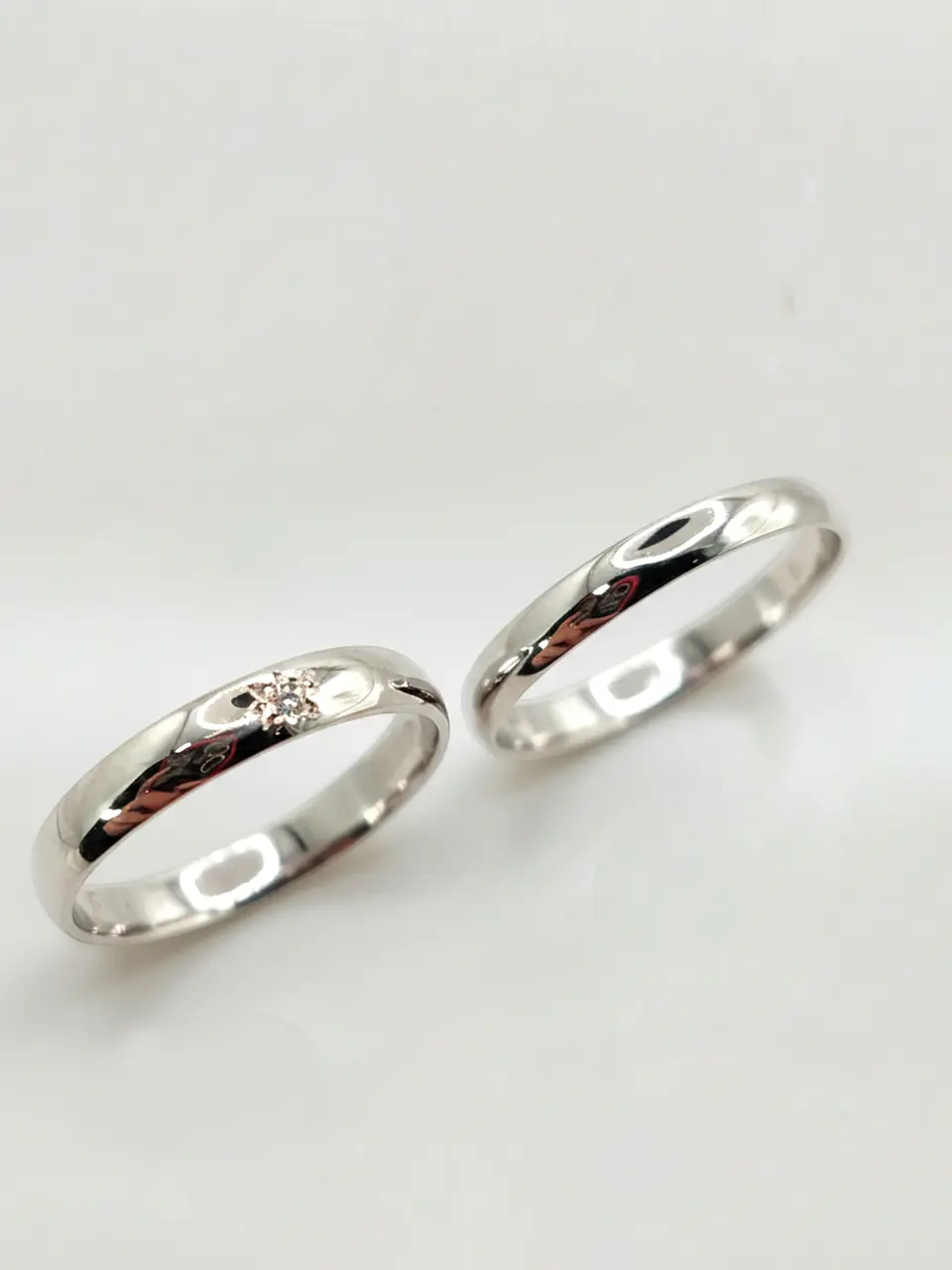 Argollas Nupciales Media Caña Oro Blanco y Circón 3 mm Oro 18k 5