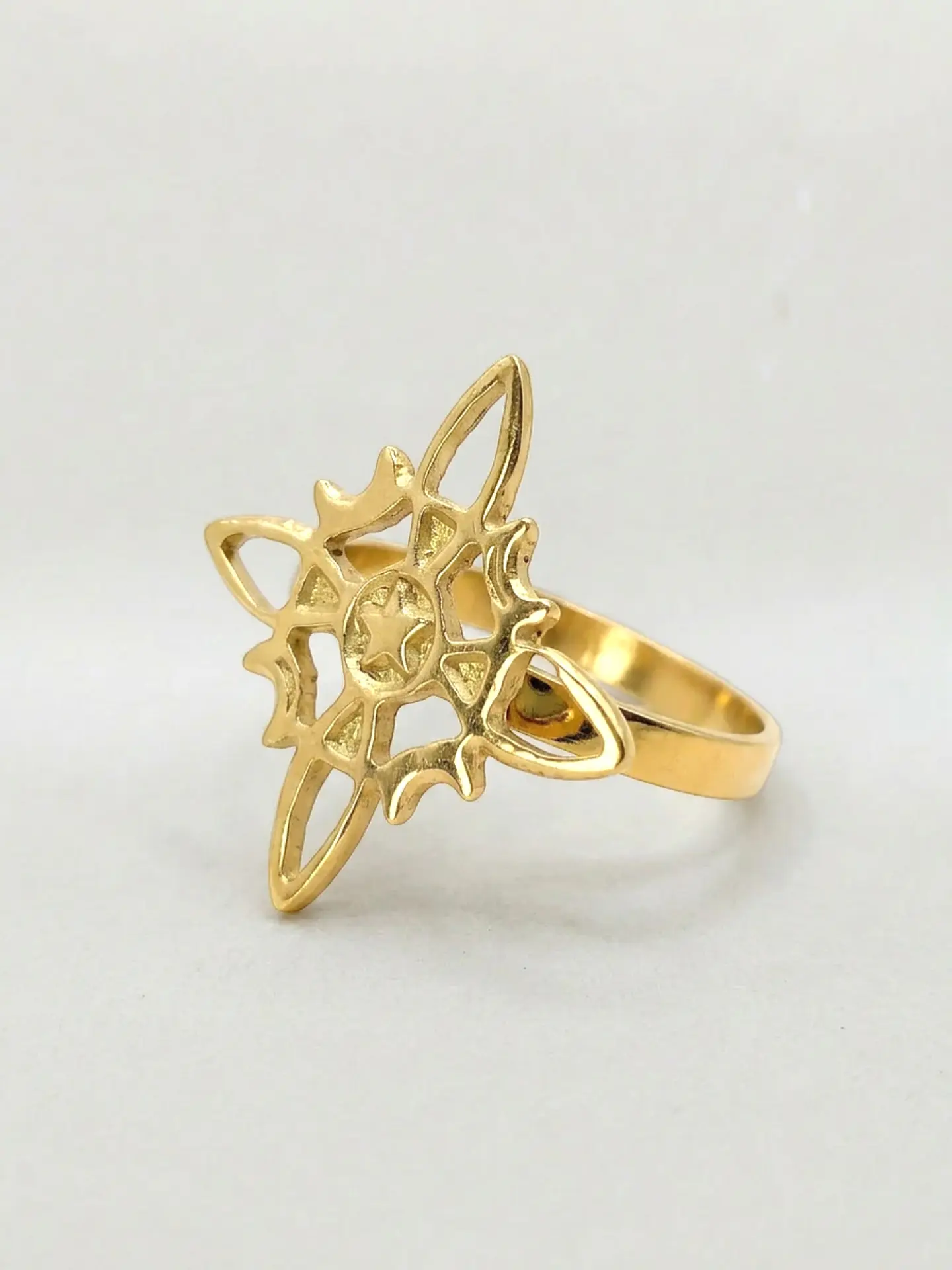 Anillo Amuleto Silueta Nudo de Bruja Oro 18k 5