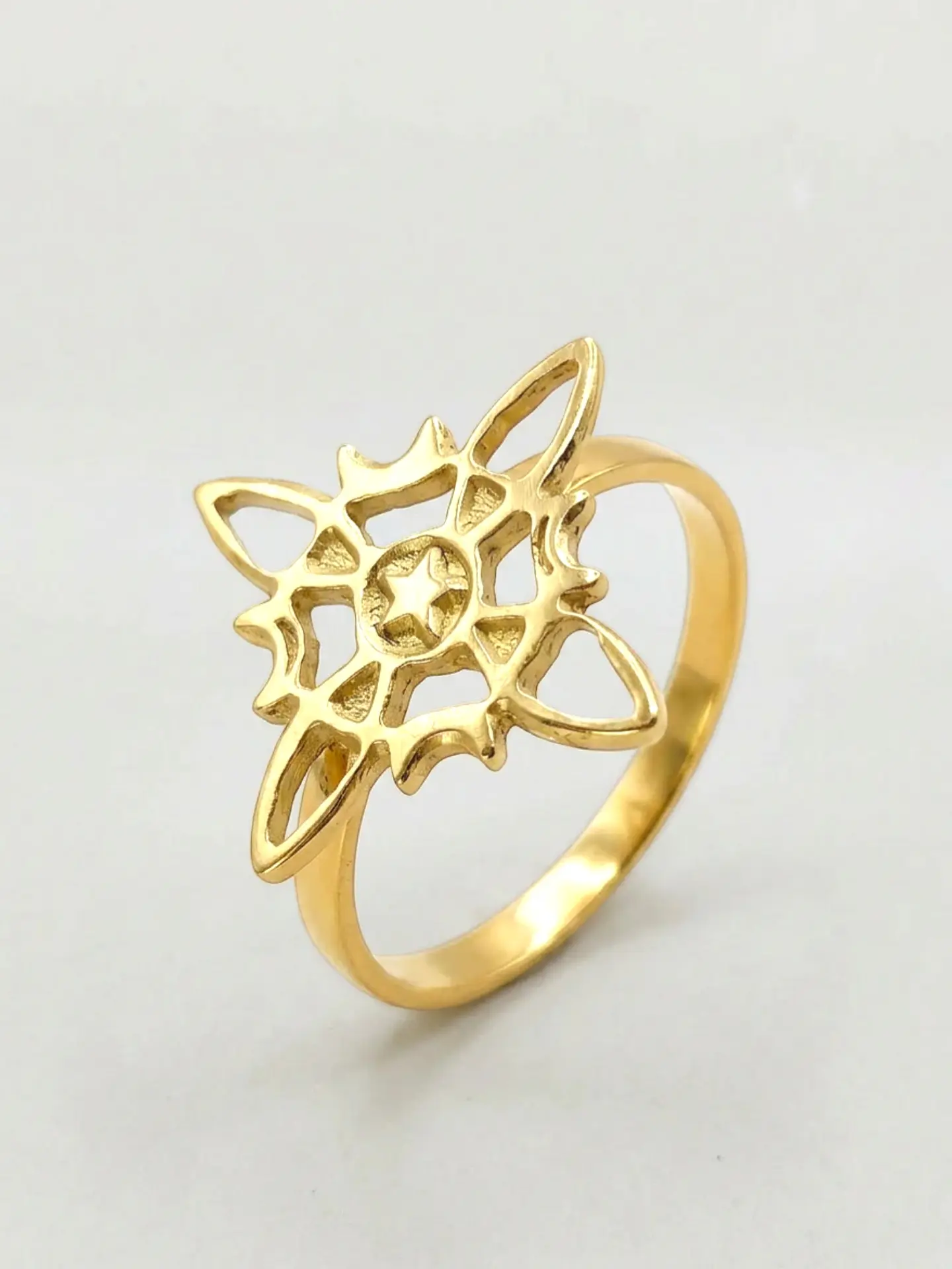 Anillo Amuleto Silueta Nudo de Bruja Oro 18k 2