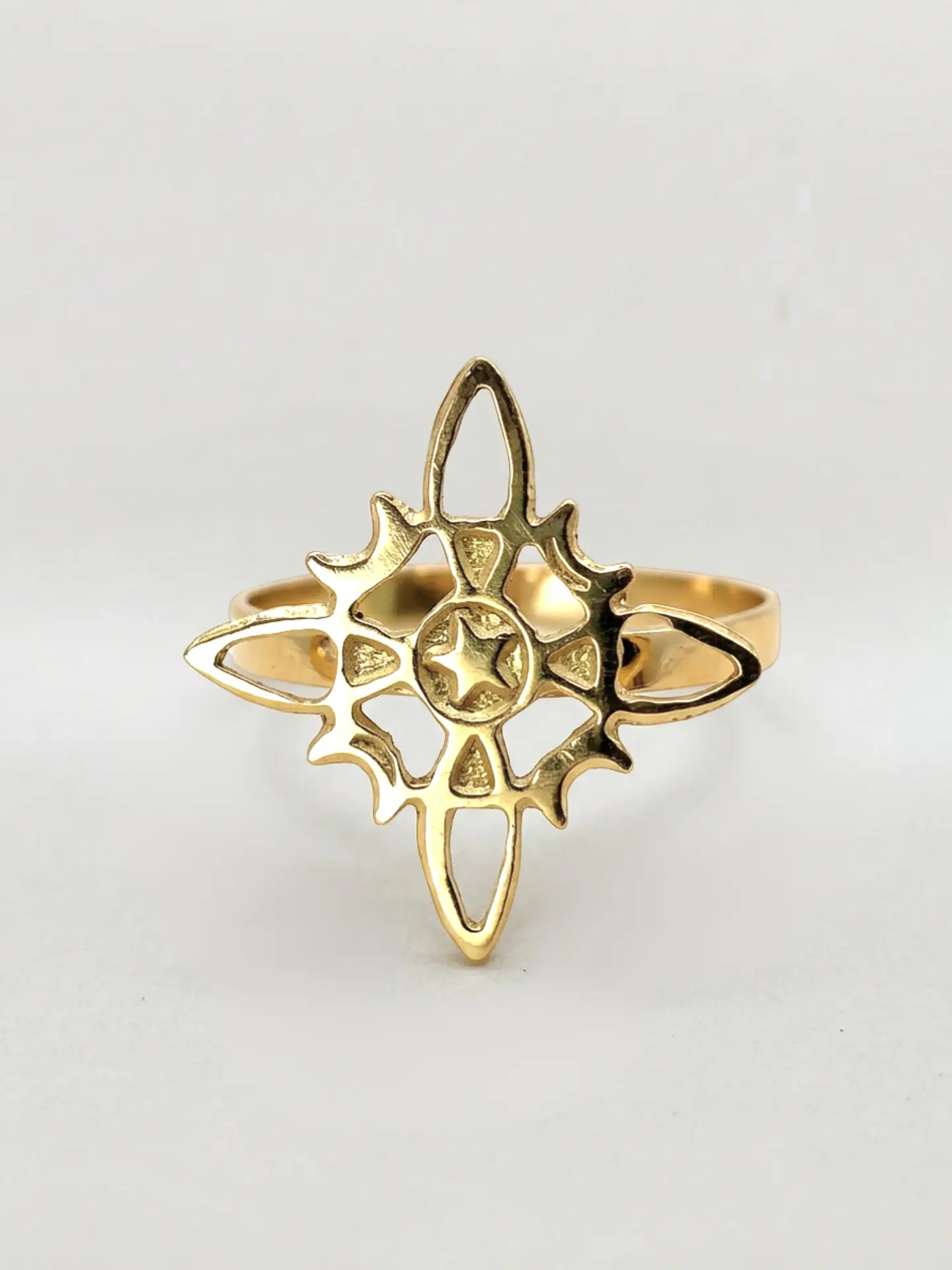 Anillo Amuleto Silueta Nudo de Bruja Oro 18k 1