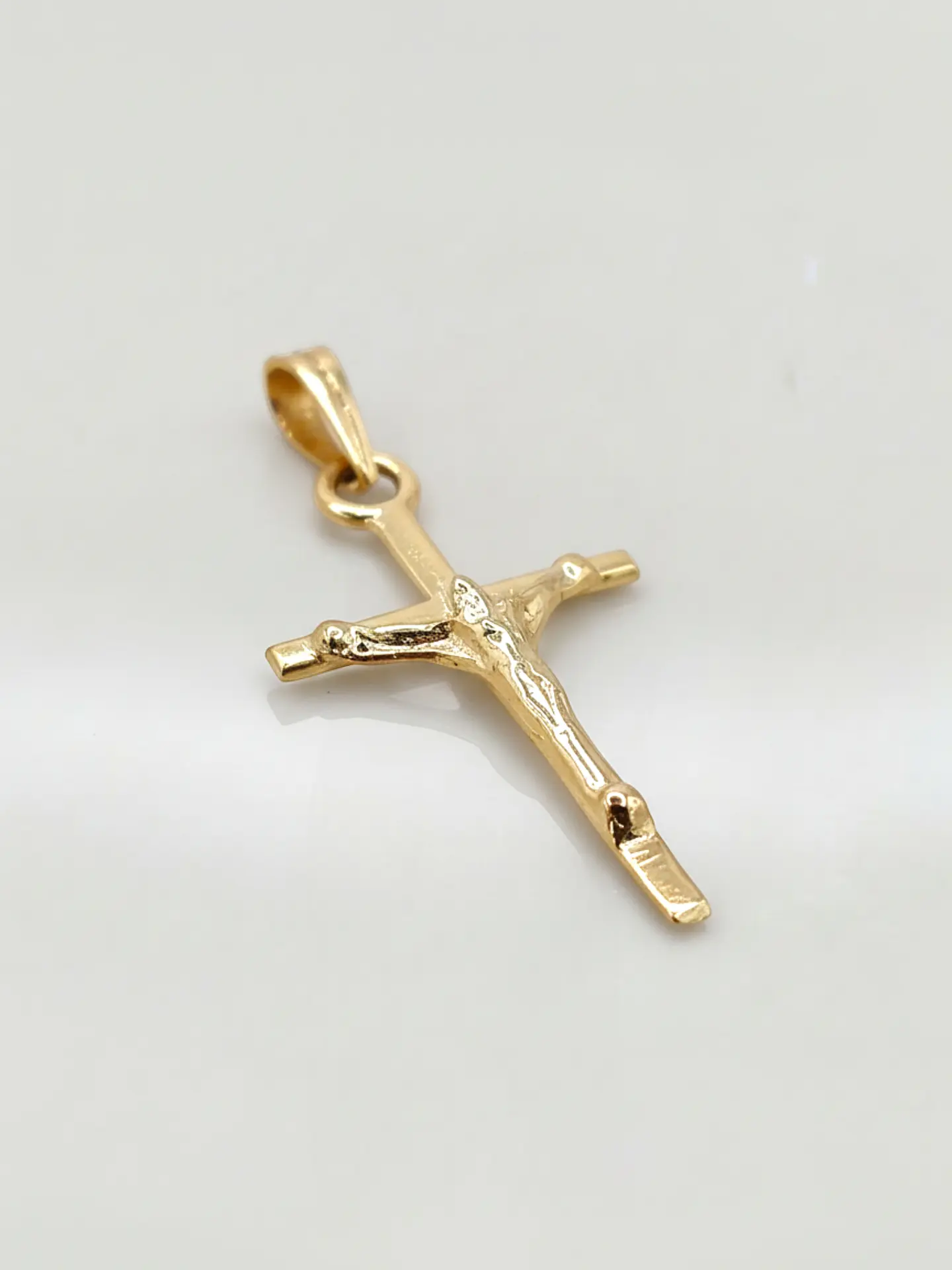 Colgante Cruz de Fe con Cristo Oro 18k 1