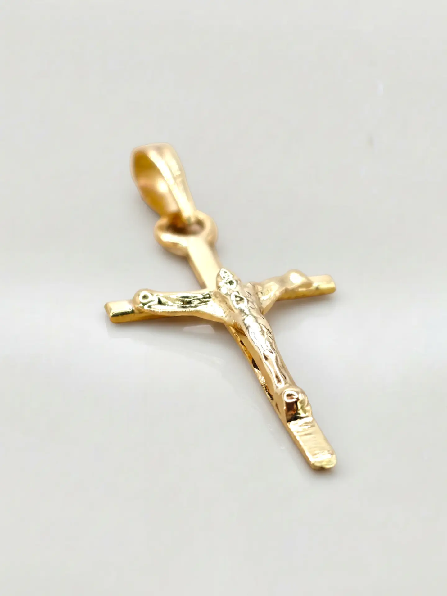 Colgante Cruz de Fe con Cristo Oro 18k 3