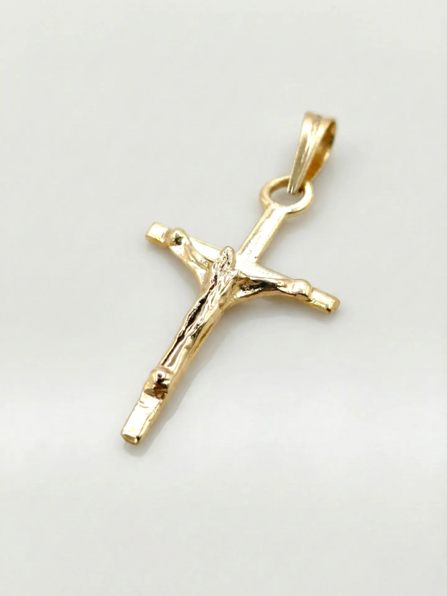 Colgante Cruz de Fe con Cristo Oro 18k 4