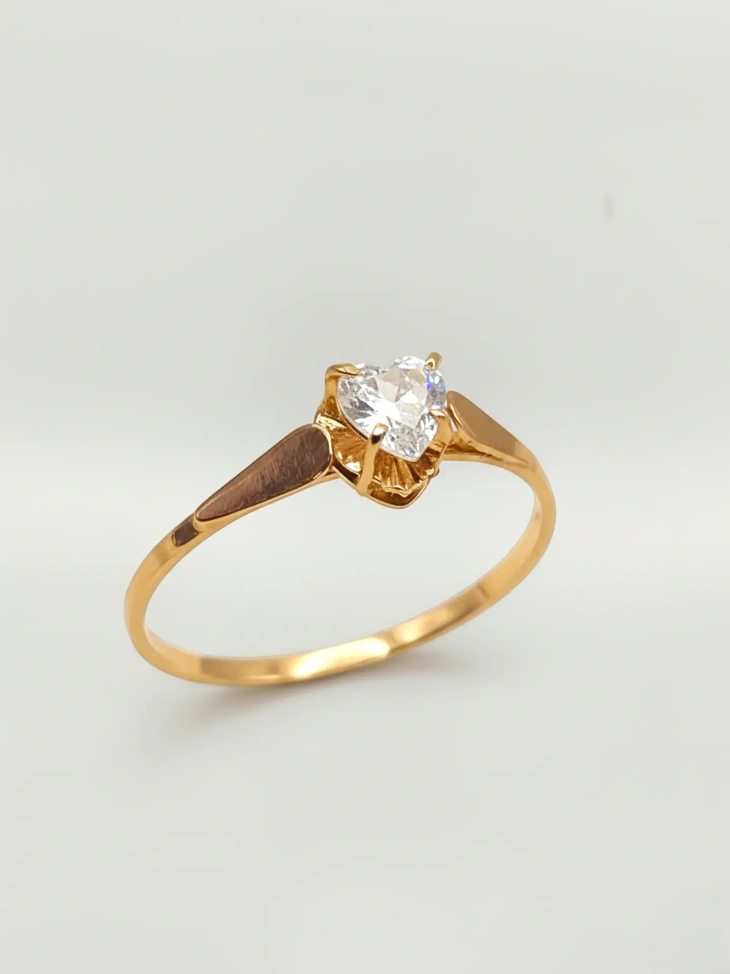Anillo Chatón Corazón de Circón Esencia Oro 18k 2