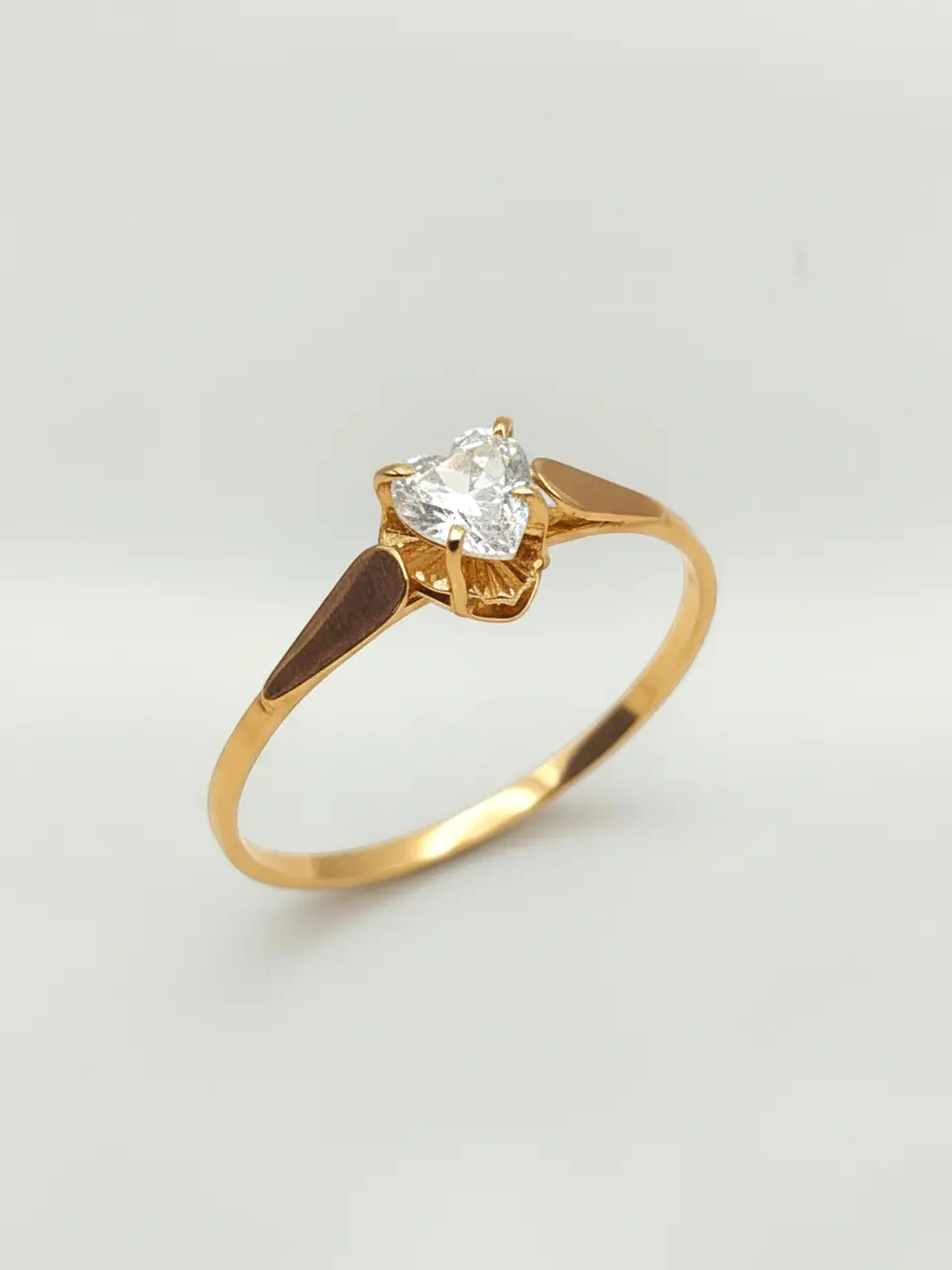 Anillo Chatón Corazón de Circón Esencia Oro 18k 4