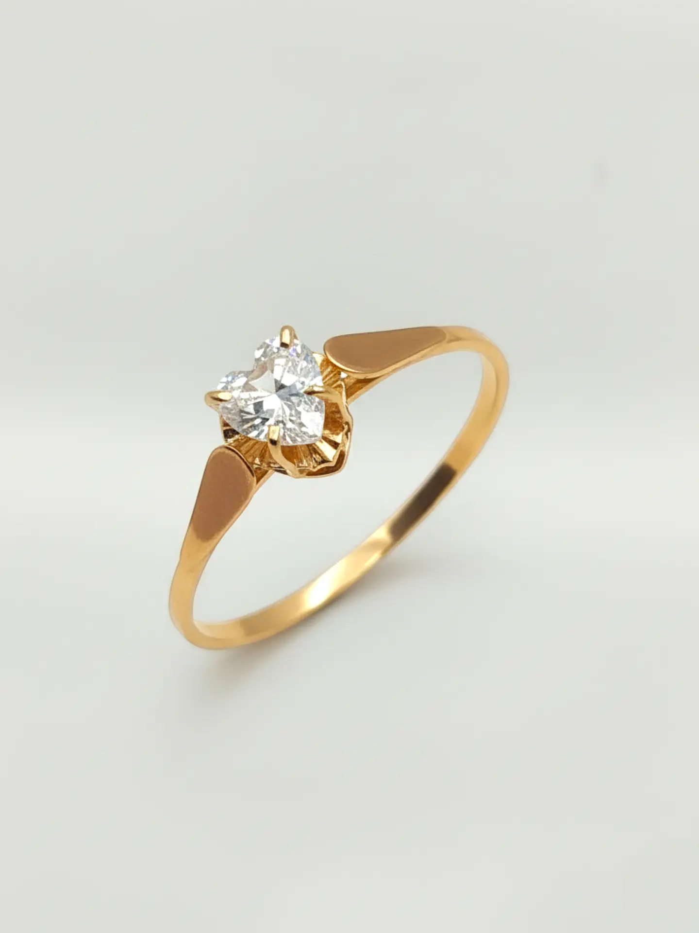 Anillo Chatón Corazón de Circón Esencia Oro 18k 3
