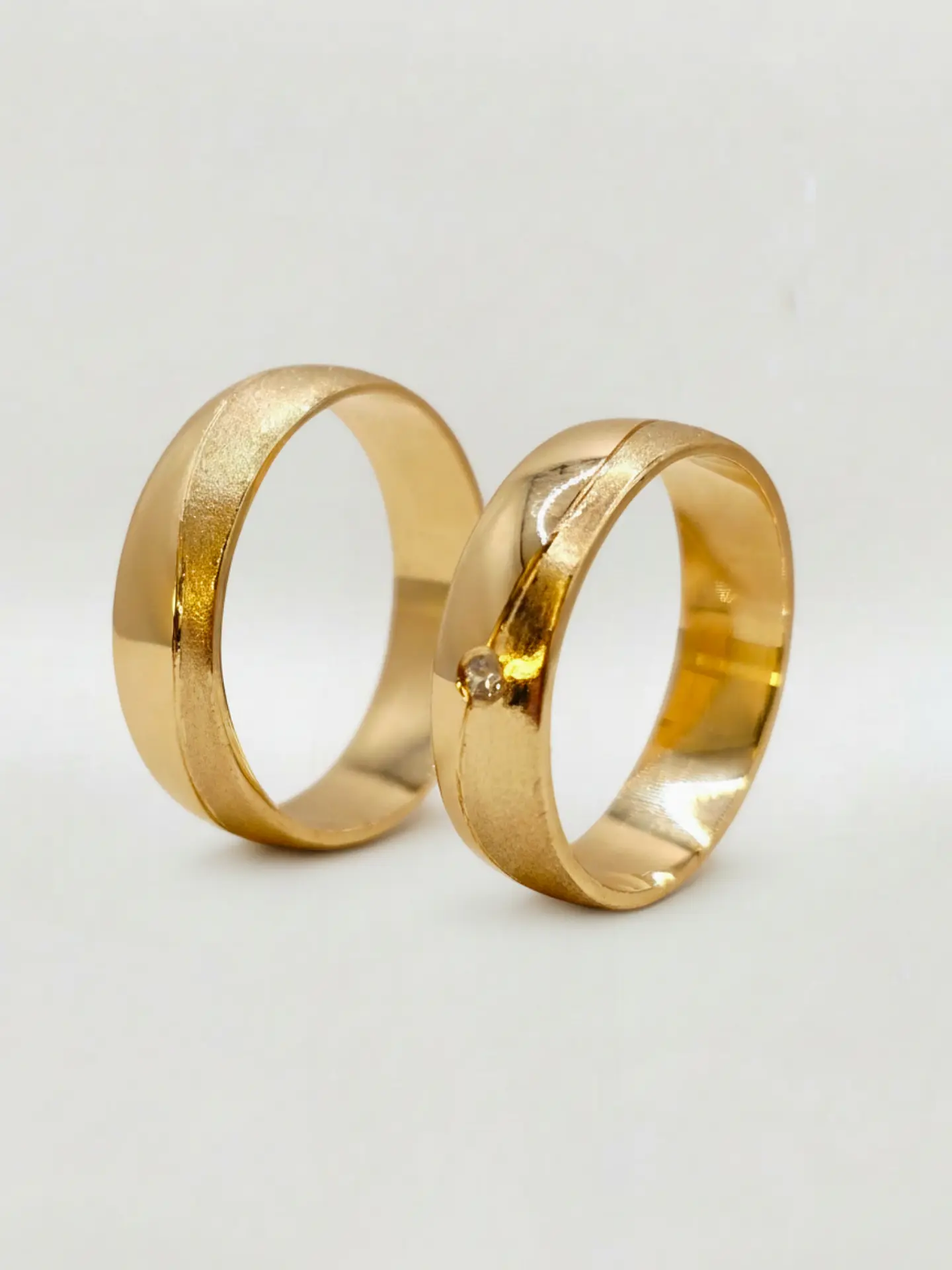 Argollas Nupciales Satín y Circón 6 mm Oro 18k 3
