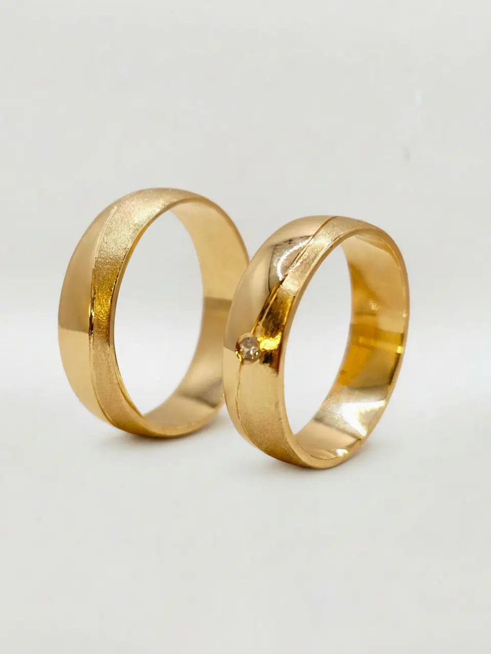 Argollas Nupciales Satín y Circón 6 mm Oro 18k 3