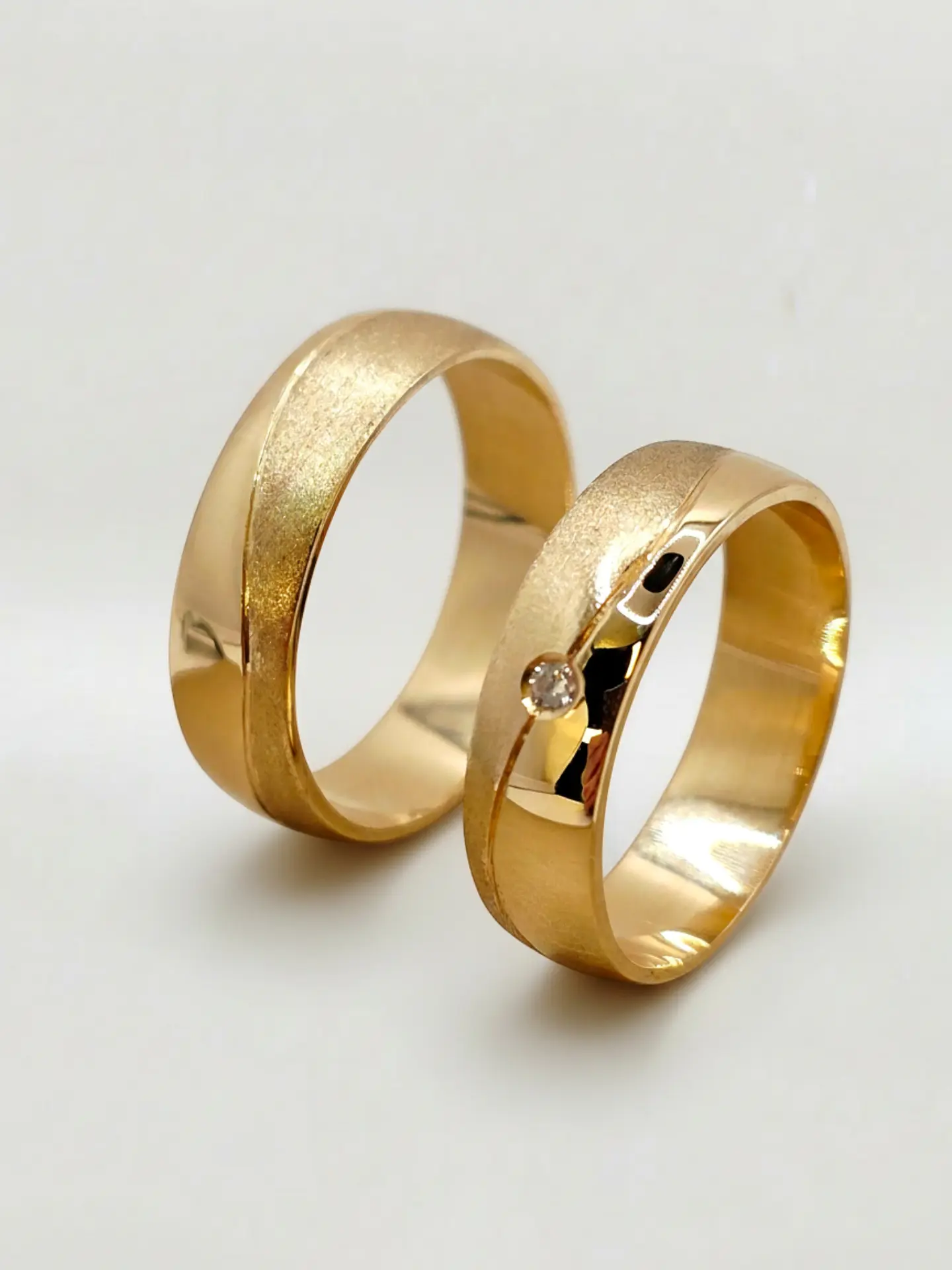 Argollas Nupciales Satín y Circón 6 mm Oro 18k 5