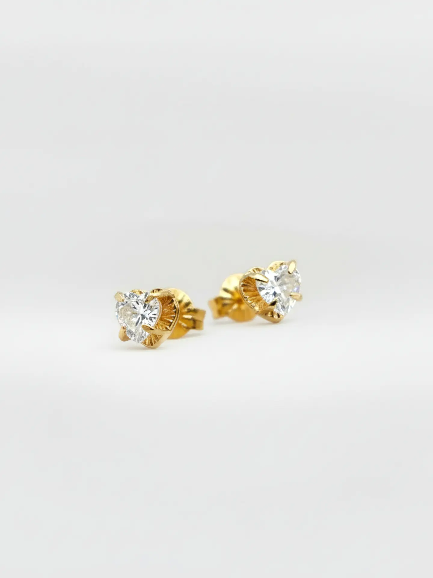 Aros Chatón Corazón de Circón Mediano Oro 18k 3