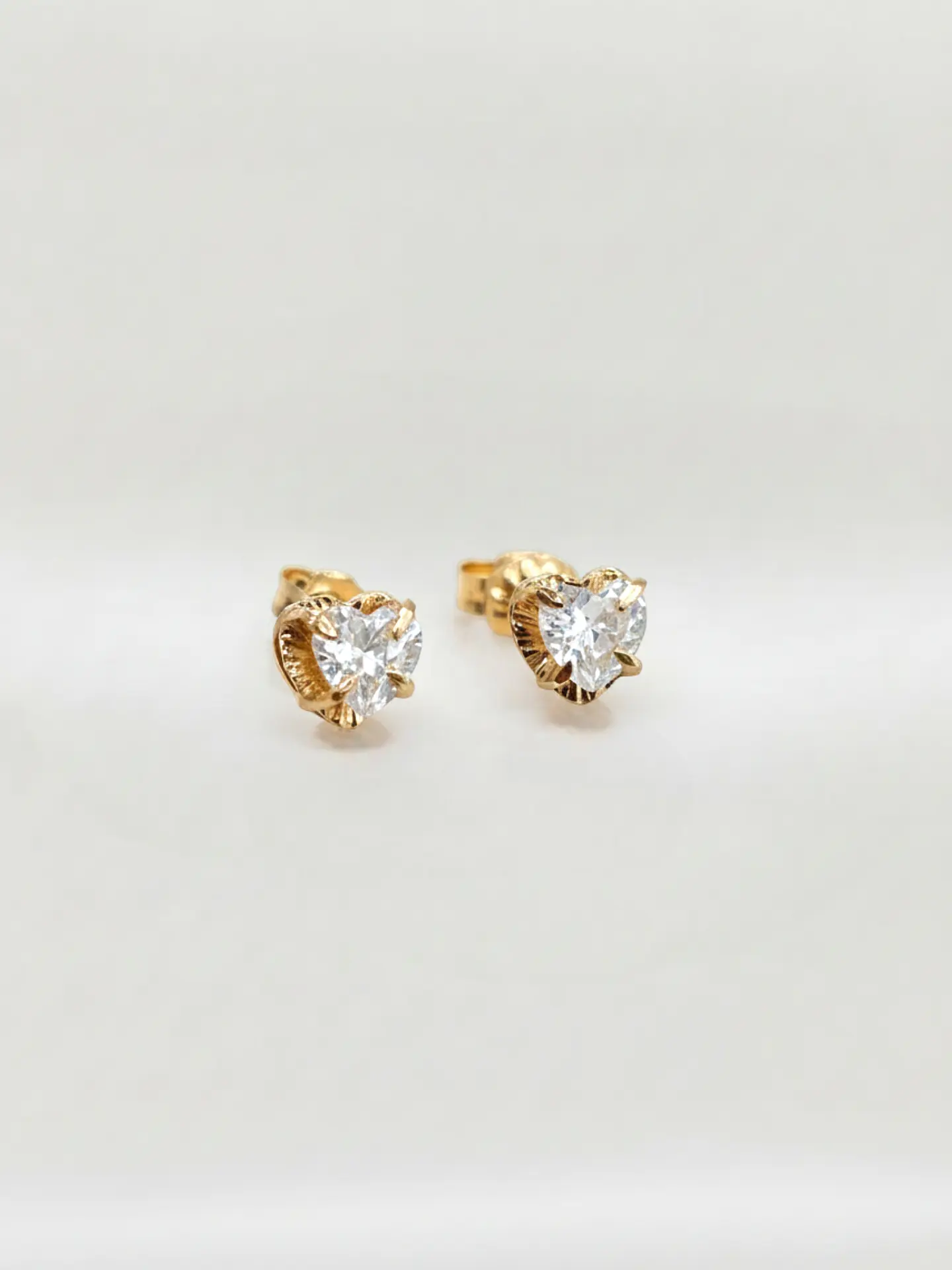 Aros Chatón Corazón de Circón Mediano Oro 18k 1