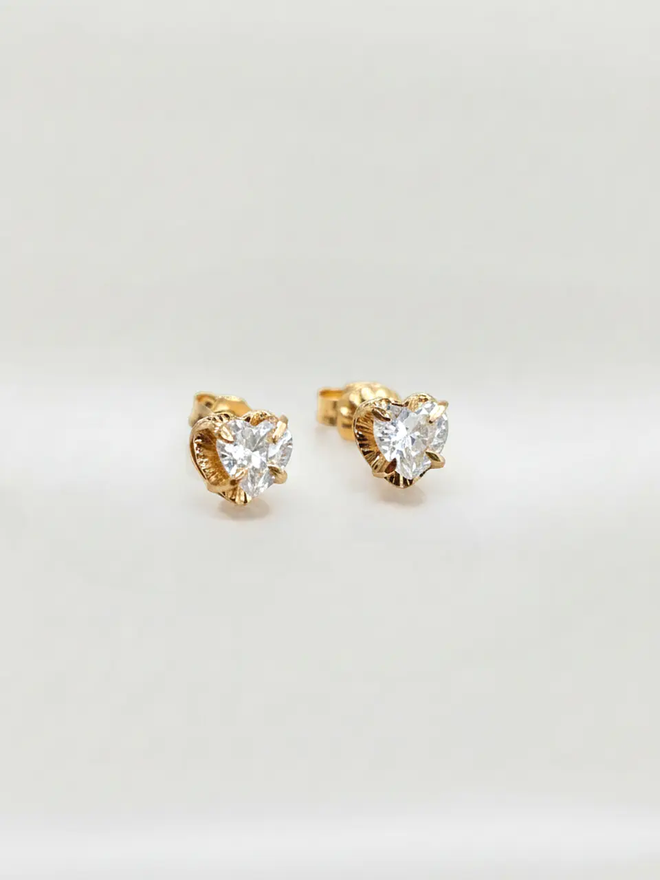 Aros Chatón Corazón de Circón Mediano Oro 18k 1