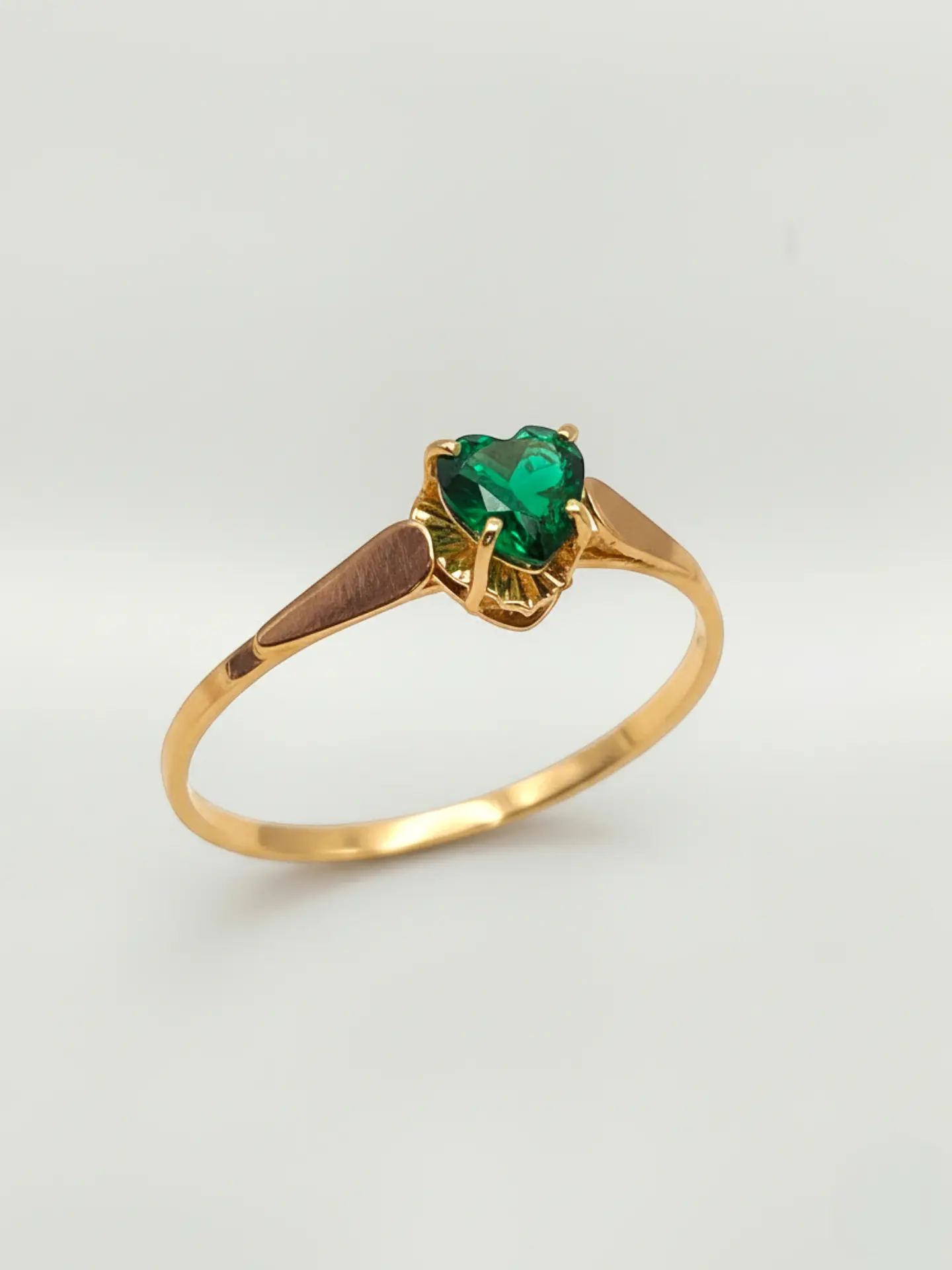 Anillo Chatón Corazón de Esmeralda Oro 18k 4