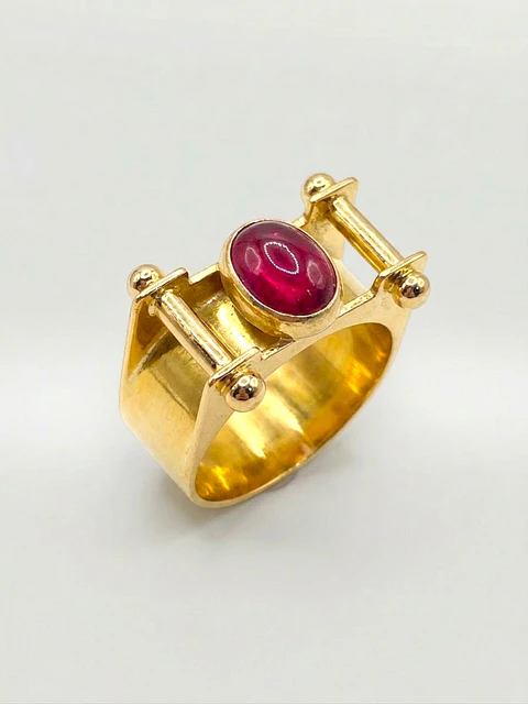 Anillo Reina Charlotte de Rubí Oval Oro 18k