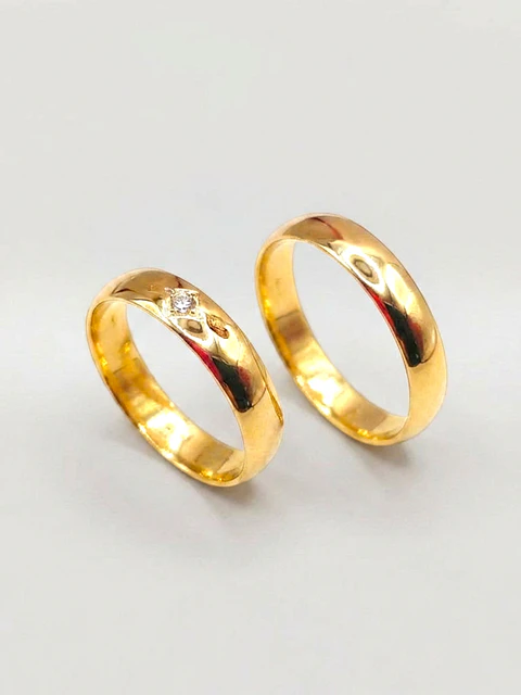 Argollas Media Caña con Diamante de Circón 4 mm Oro 18k