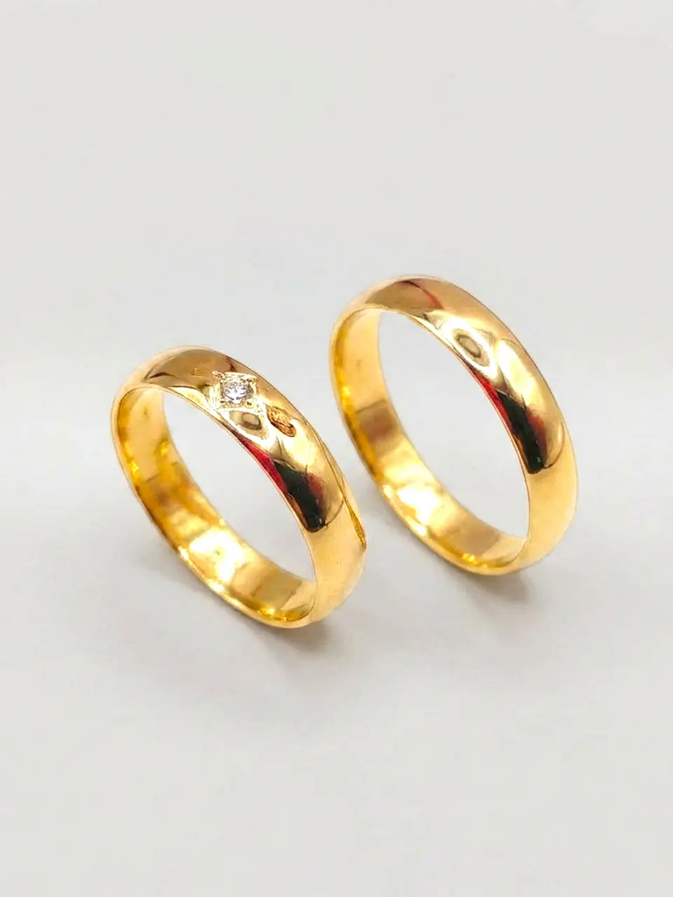 Argollas Media Caña con Diamante de Circón 4 mm Oro 18k 2