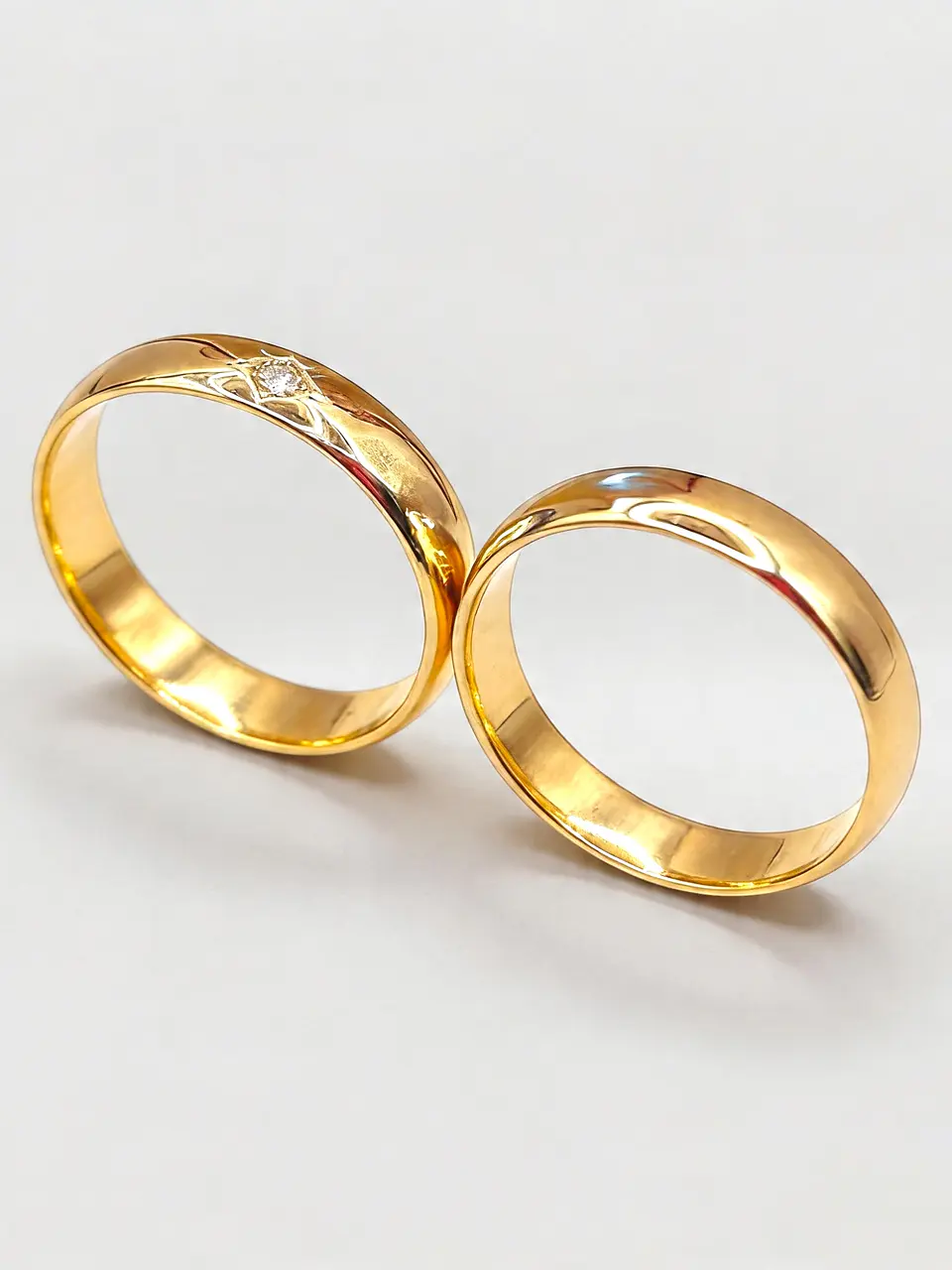 Argollas Media Caña con Diamante de Circón 4 mm Oro 18k 3