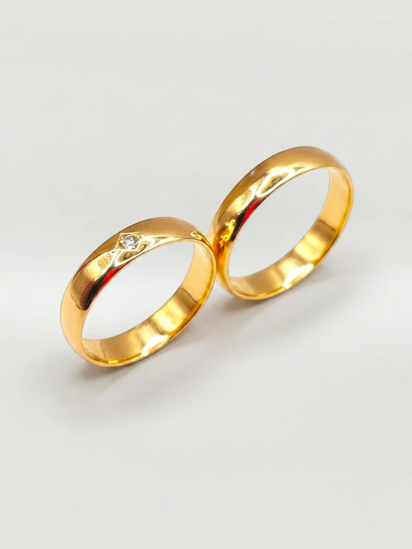 Argollas Media Caña con Diamante de Circón 4 mm Oro 18k 4