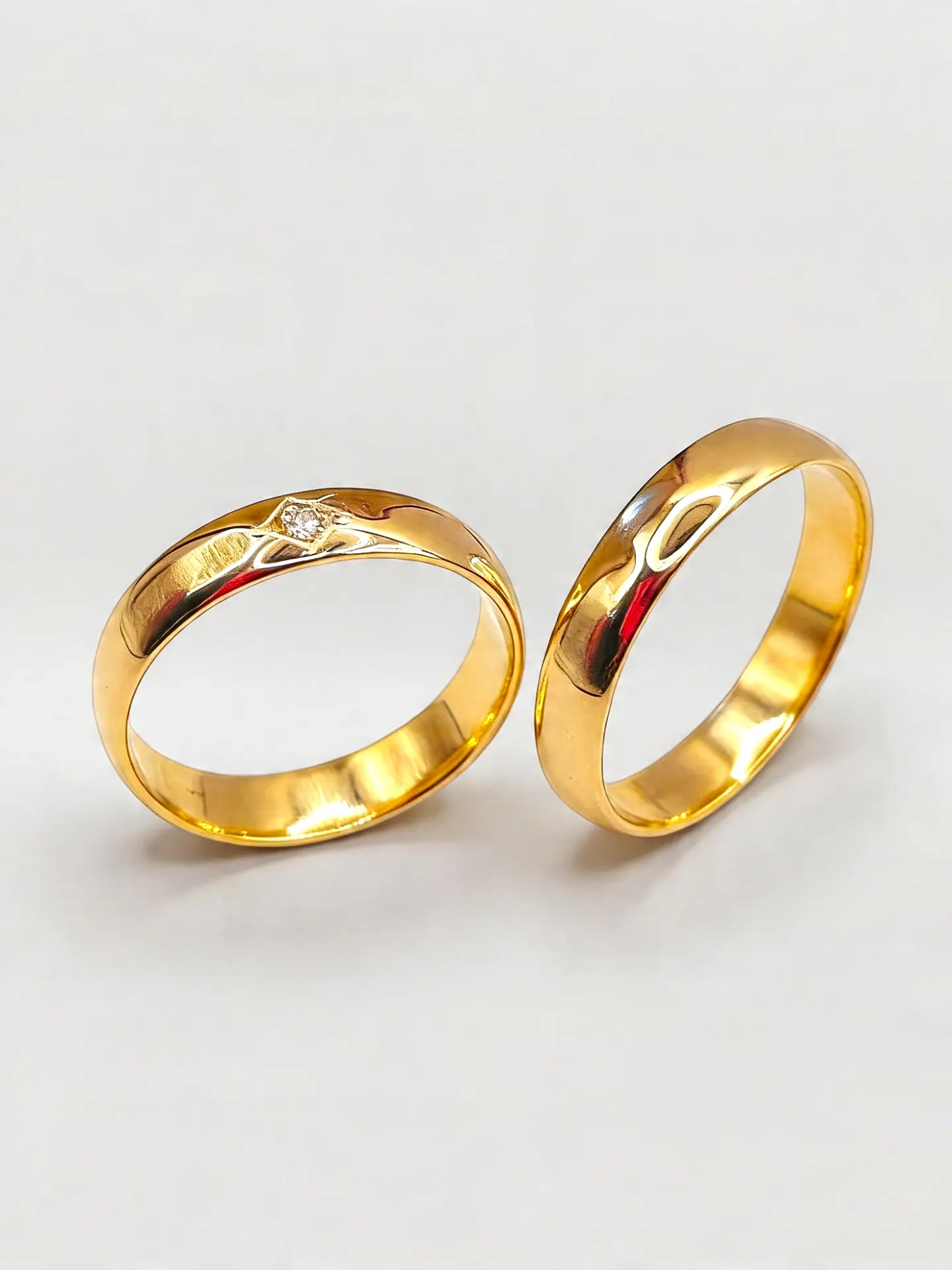 Argollas Media Caña con Diamante de Circón 4 mm Oro 18k 6